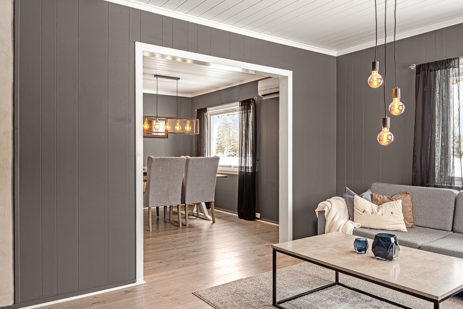 Gråmalte vegger og pent laminatgulv som står i stil med resten av boligen. Galleribilde