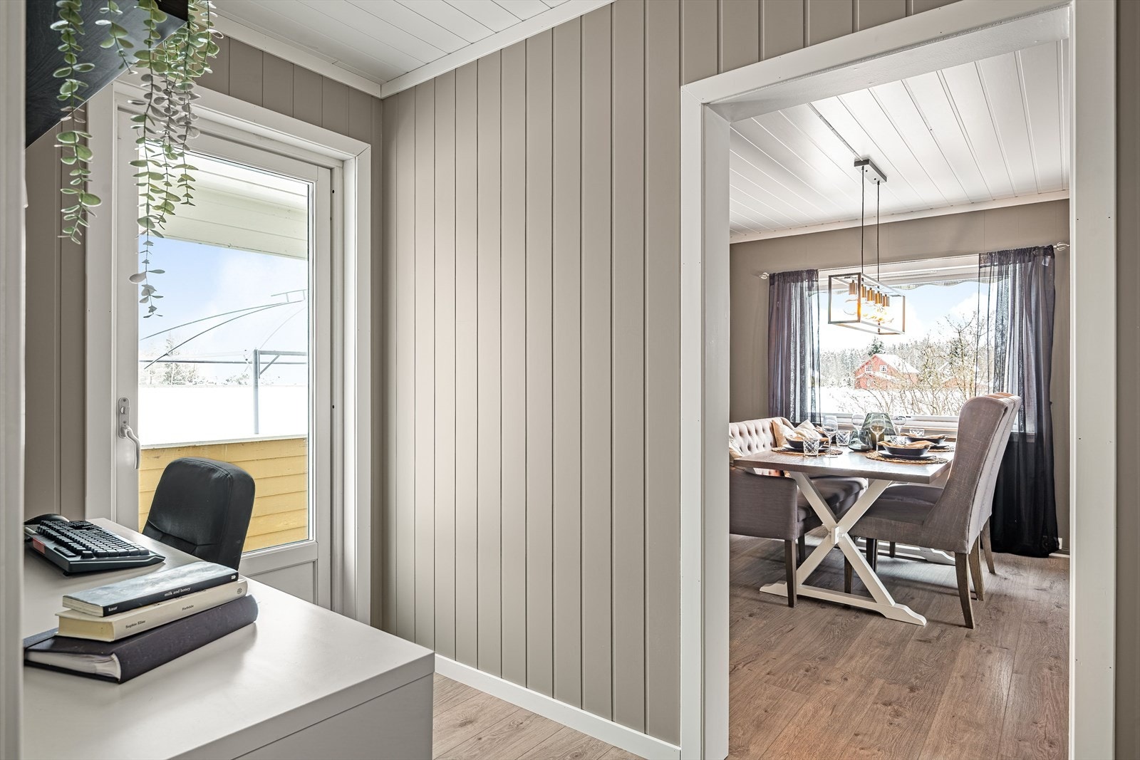 Mellom kjøkkenet og spisestuen er det kontor med utgang til veranda. Verandadøren ny i 2024. Galleribilde