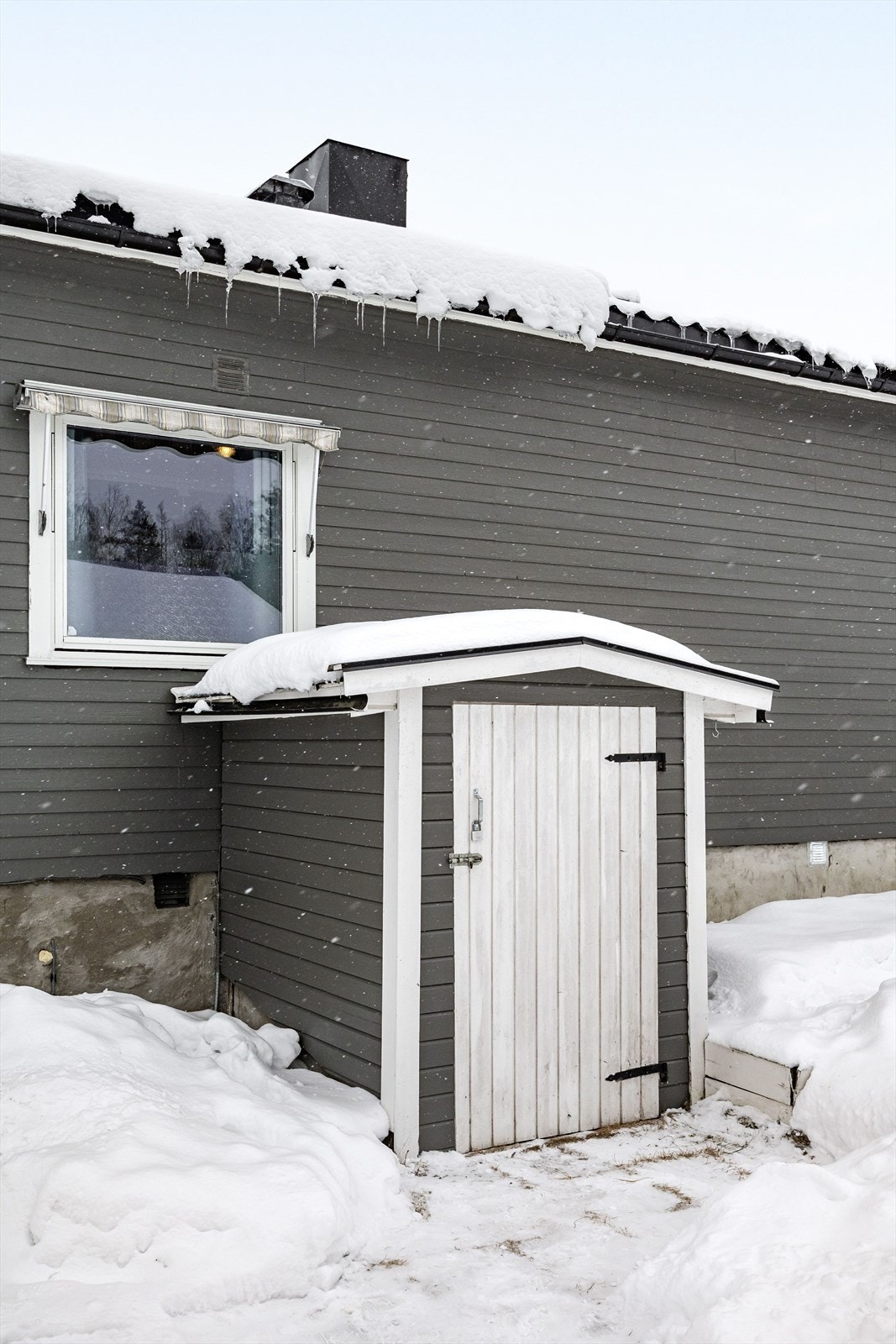 Utvendig adkomst til kjelleren. Galleribilde