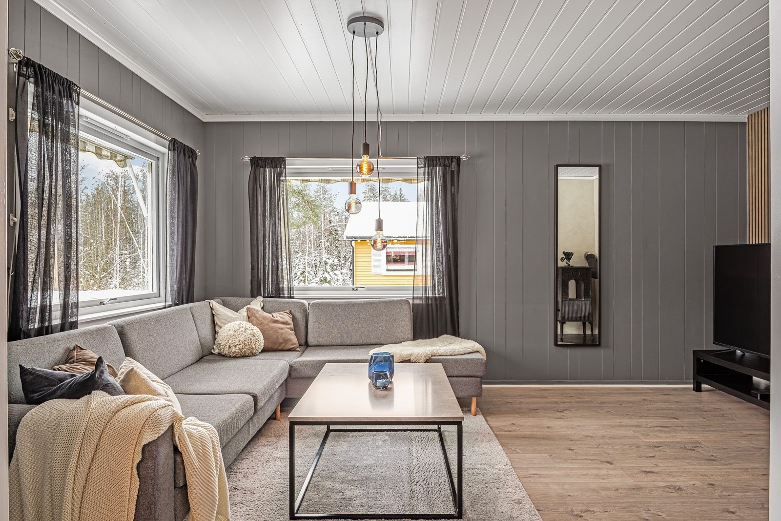 Koselig stue med god plass til sofa og TV-møblement. Galleribilde