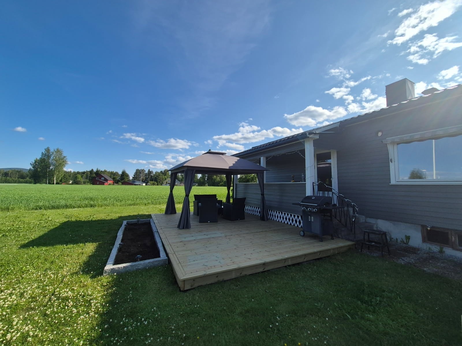 Selgers bilde. Treplattingen mot øst er bygget i 2025. Her kan fine dager nytes. Galleribilde