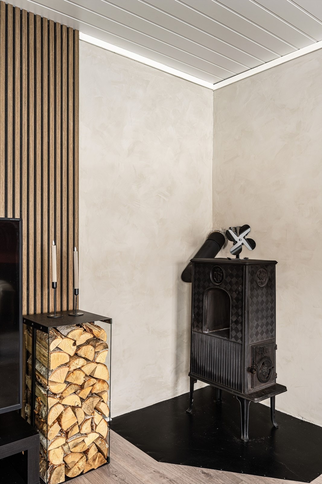 Vedovn i stuen bidrar til varme og hygge på kalde høst- og vinterdager. Galleribilde