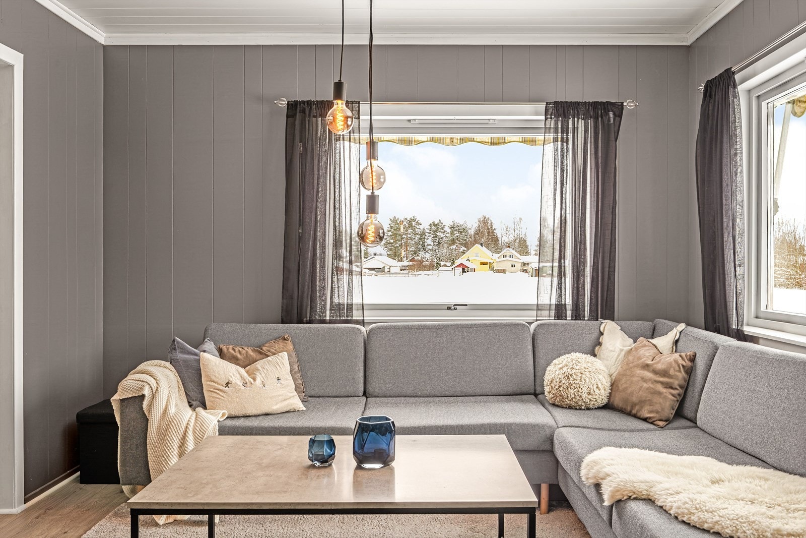 Koselig sofakrok med fint lysinnslipp fra flere kanter. Galleribilde