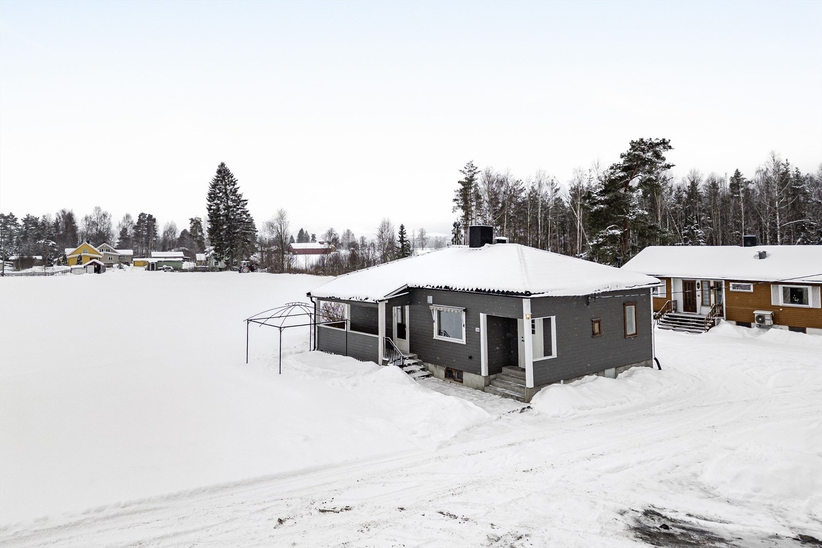 Fasader med liggende trekledning og taktekking med takplater av metall. Fasadene ble behandlet i 2024-2025. Galleribilde