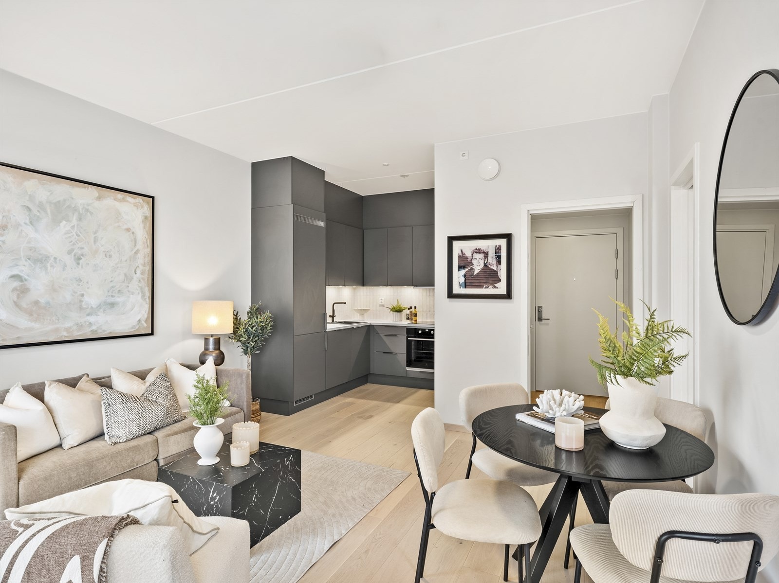 Alle hvitevarer er integrerte og består av komfyr, platetopp, avtrekksvifte, oppvaskmaskin, kjøleskap og frys. Galleribilde