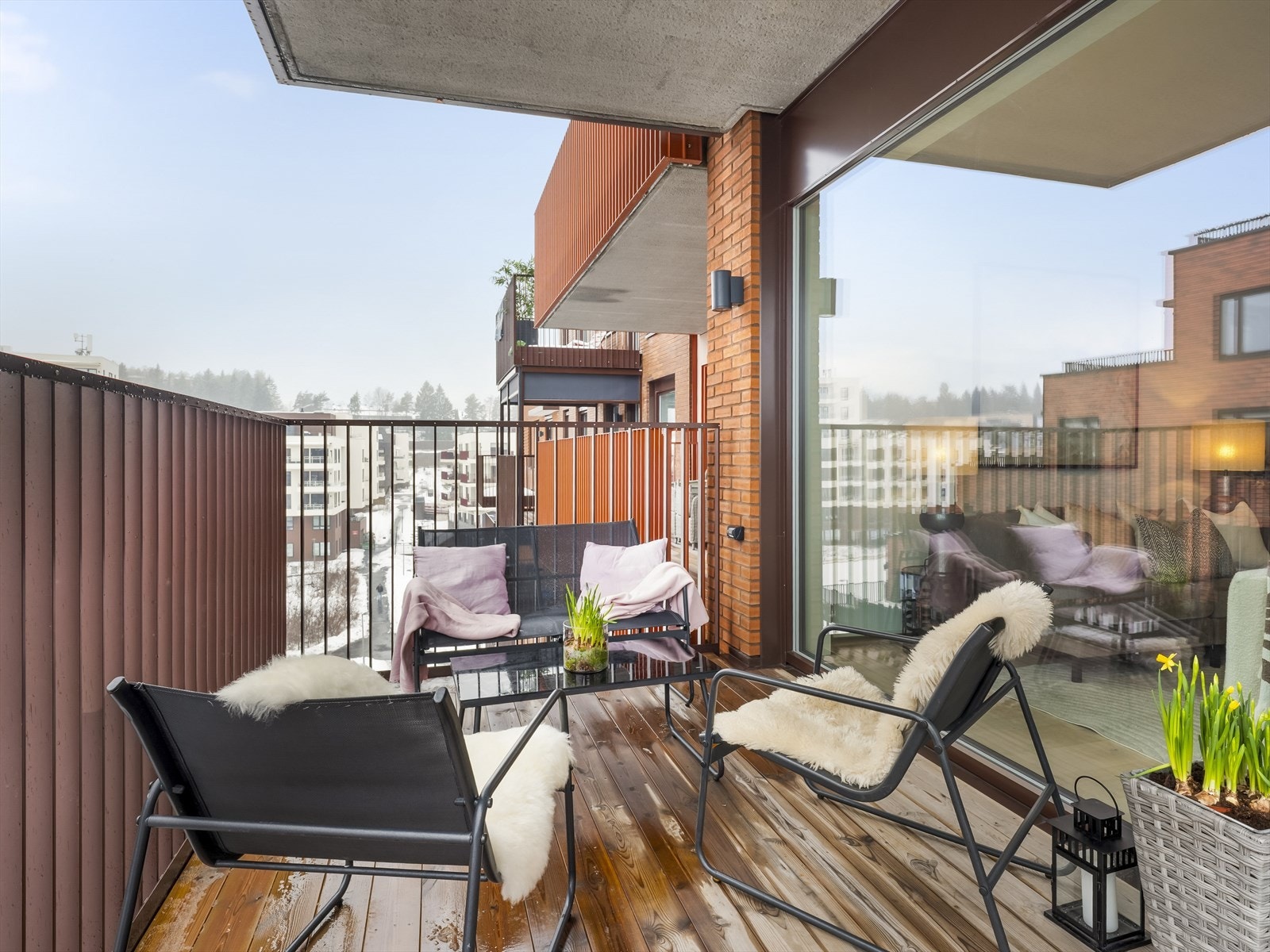 Balkongen på 10 m² er en flott forlengelse av stuen, med god plass til en sittegruppe. Galleribilde