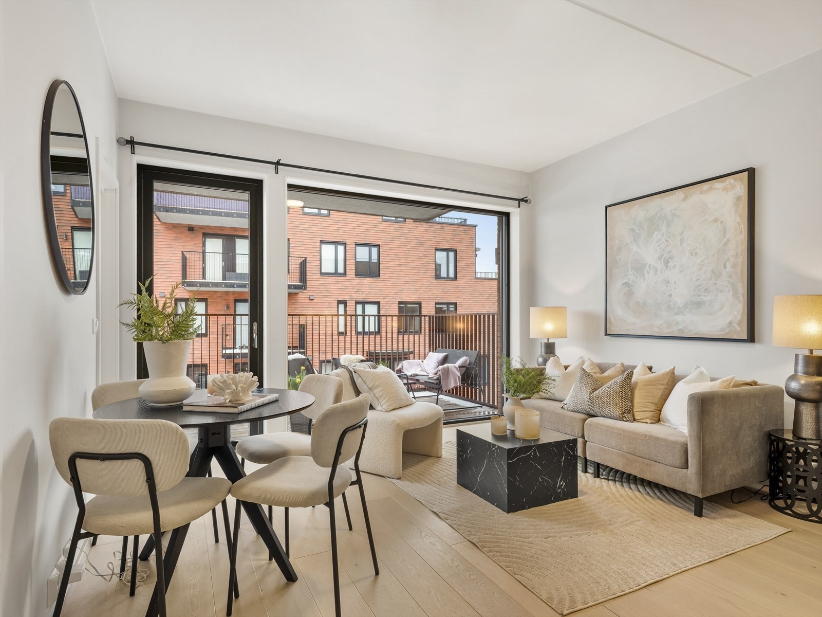 Gjennomgående parkett på gulvet binder rommene sammen, og fra stuen er det direkte utgang til balkongen. Galleribilde