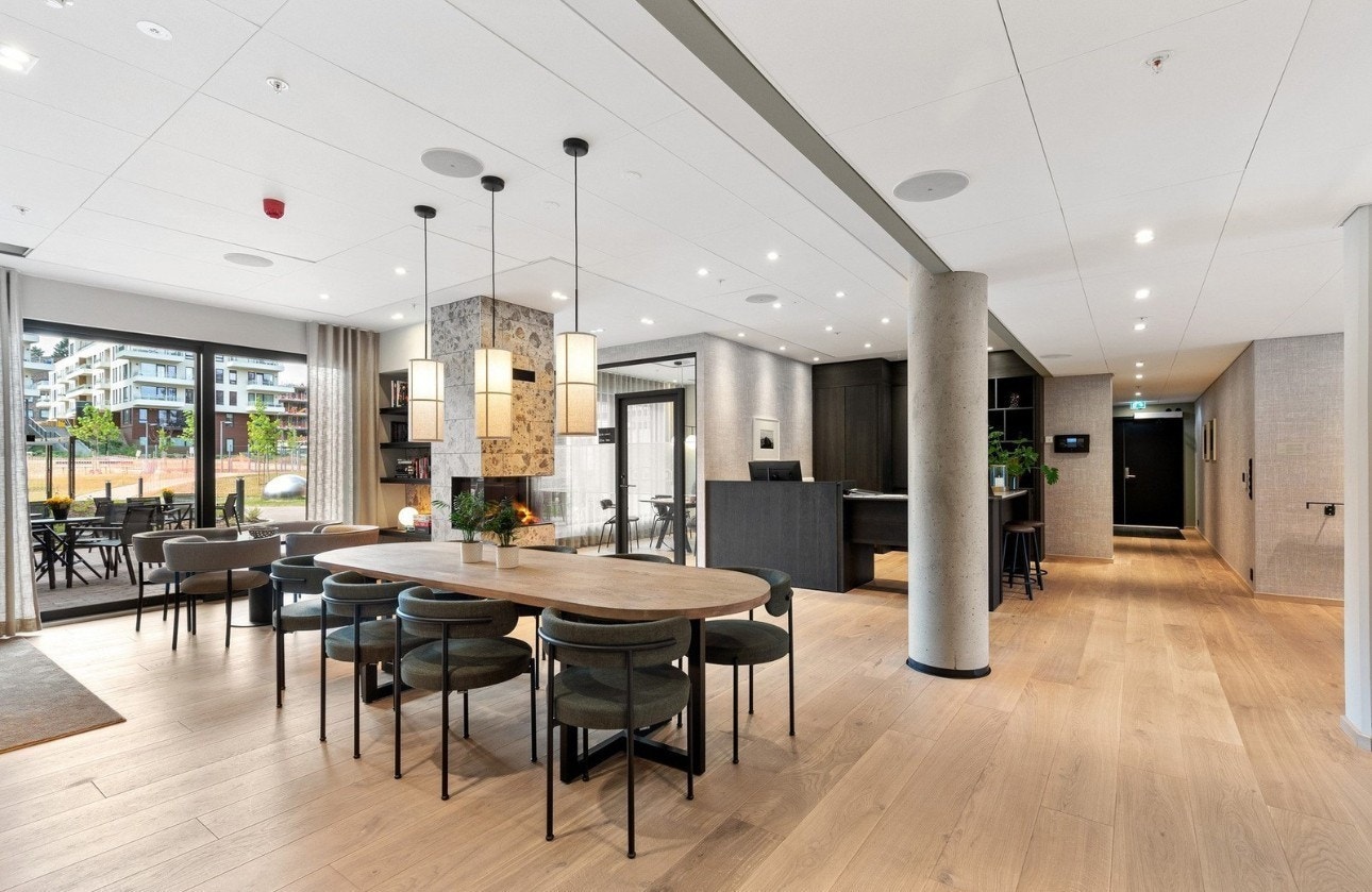 Lobby med sittegrupper og kaffemaskin. Galleribilde