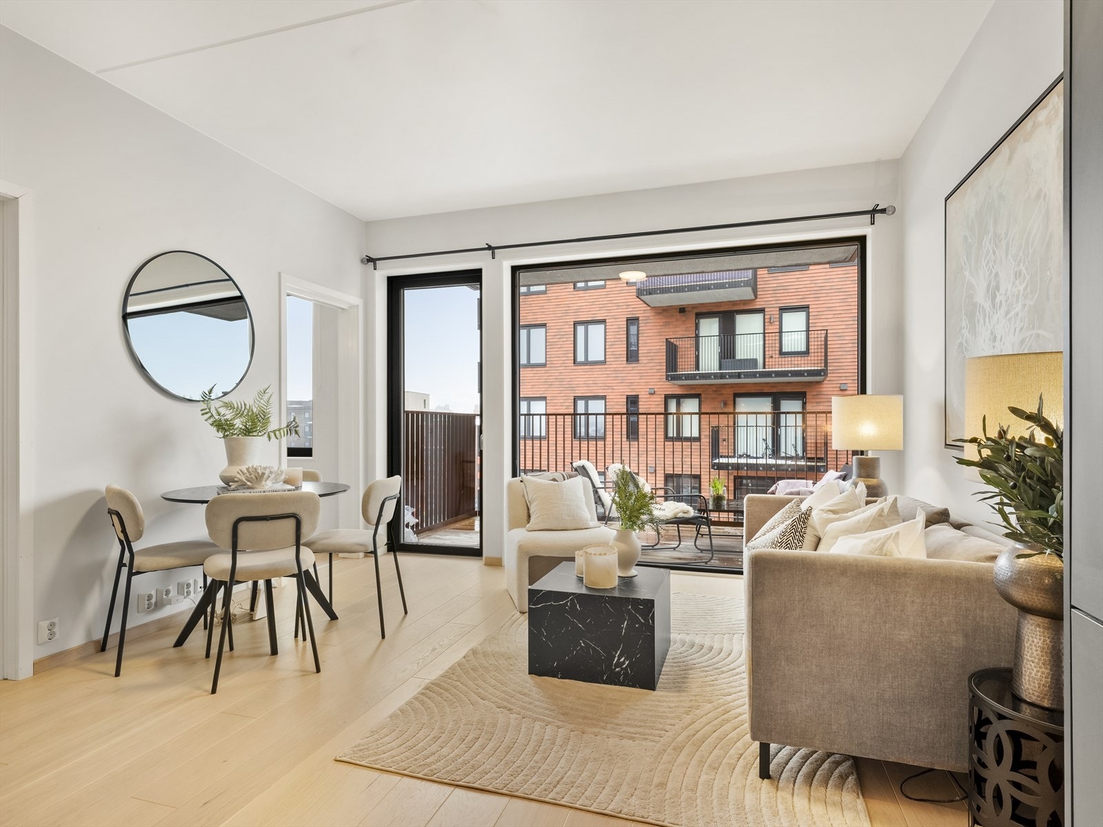 En takhøyde på 2,80 meter i stuen og store vindusflater gir en svært luftig romfølelse. Galleribilde