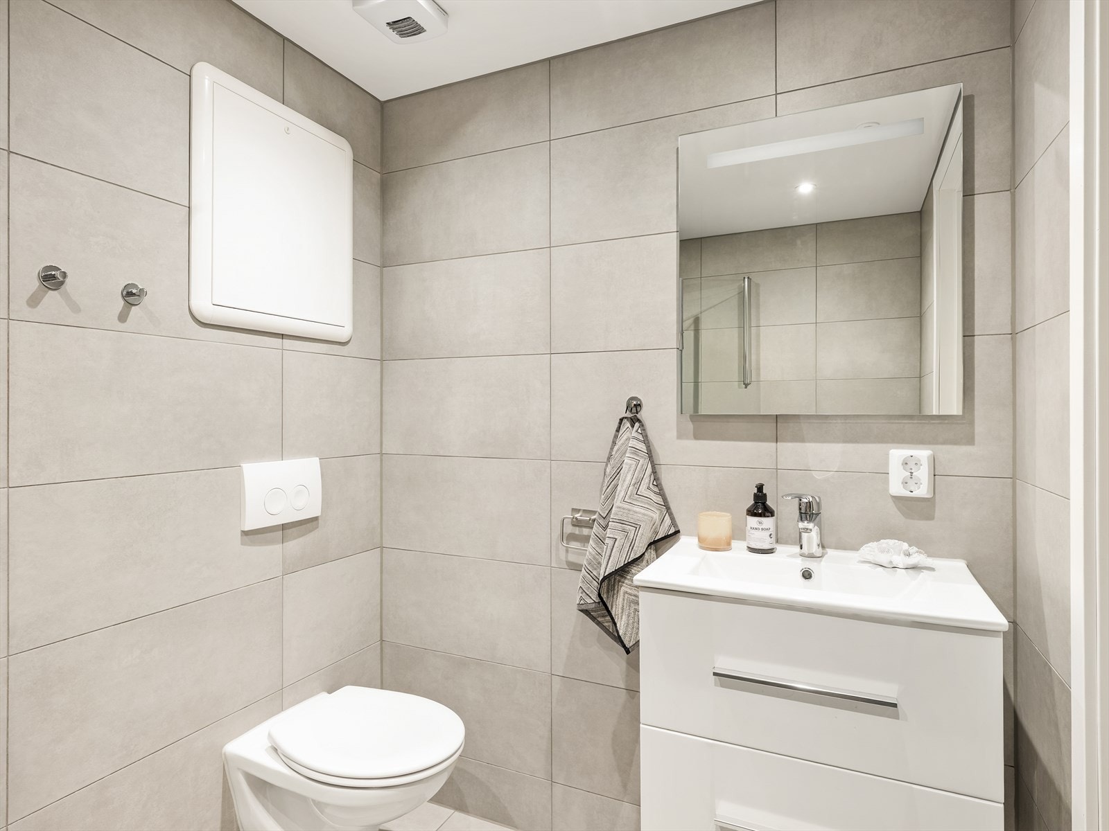 For ekstra komfort er det varmekabler i gulvet og integrerte downlights i himlingen. Galleribilde