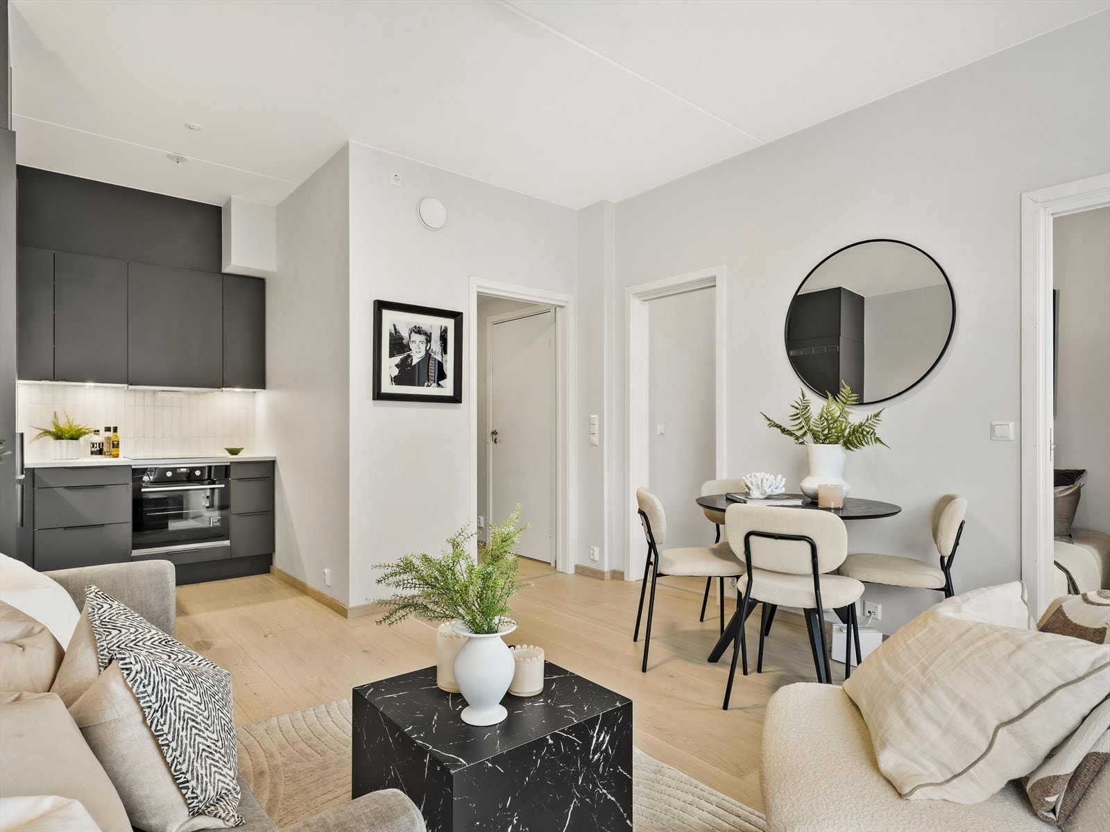 Kjøkkenet fra Sigdal har en moderne innredning med grålakkerte, slette fronter og laminat benkeplate. Galleribilde