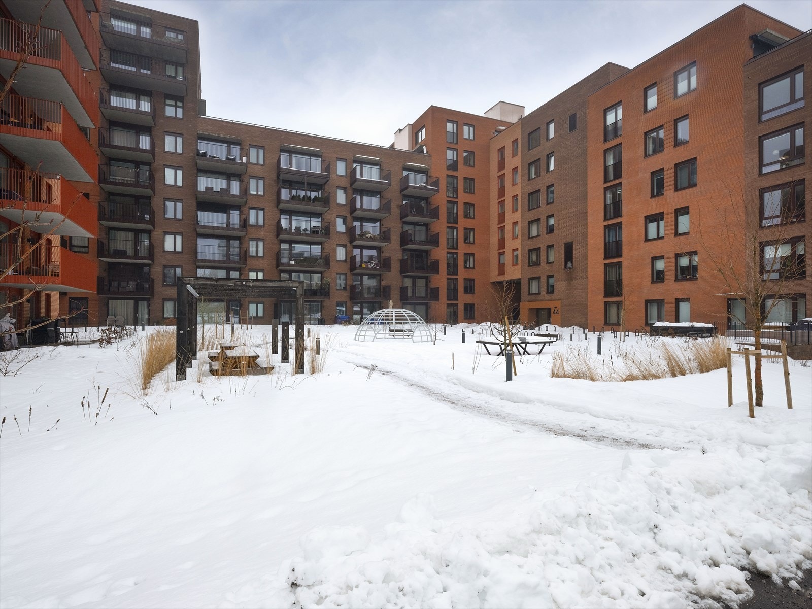 Fra de pent opparbeidede fellesarealene er det gangavstand til Triaden Storsenter. Galleribilde