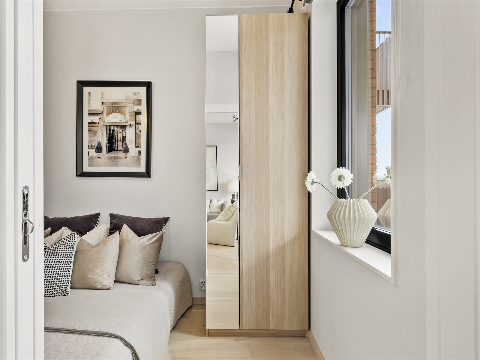 Også her er det parkett på gulvet, som skaper en helhetlig og gjennomført stil i leiligheten. Galleribilde