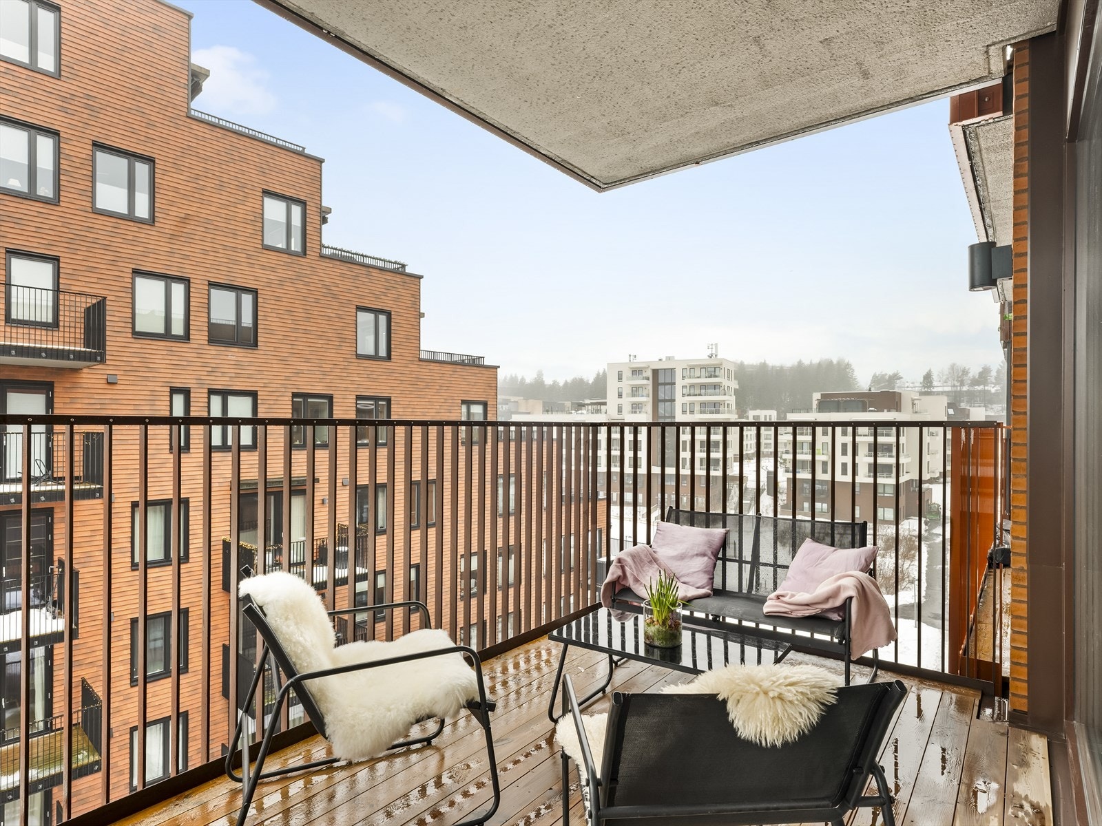 Leiligheten ligger i 6. etasje, med enkel adkomst via heis fra inngangspartiet. Galleribilde