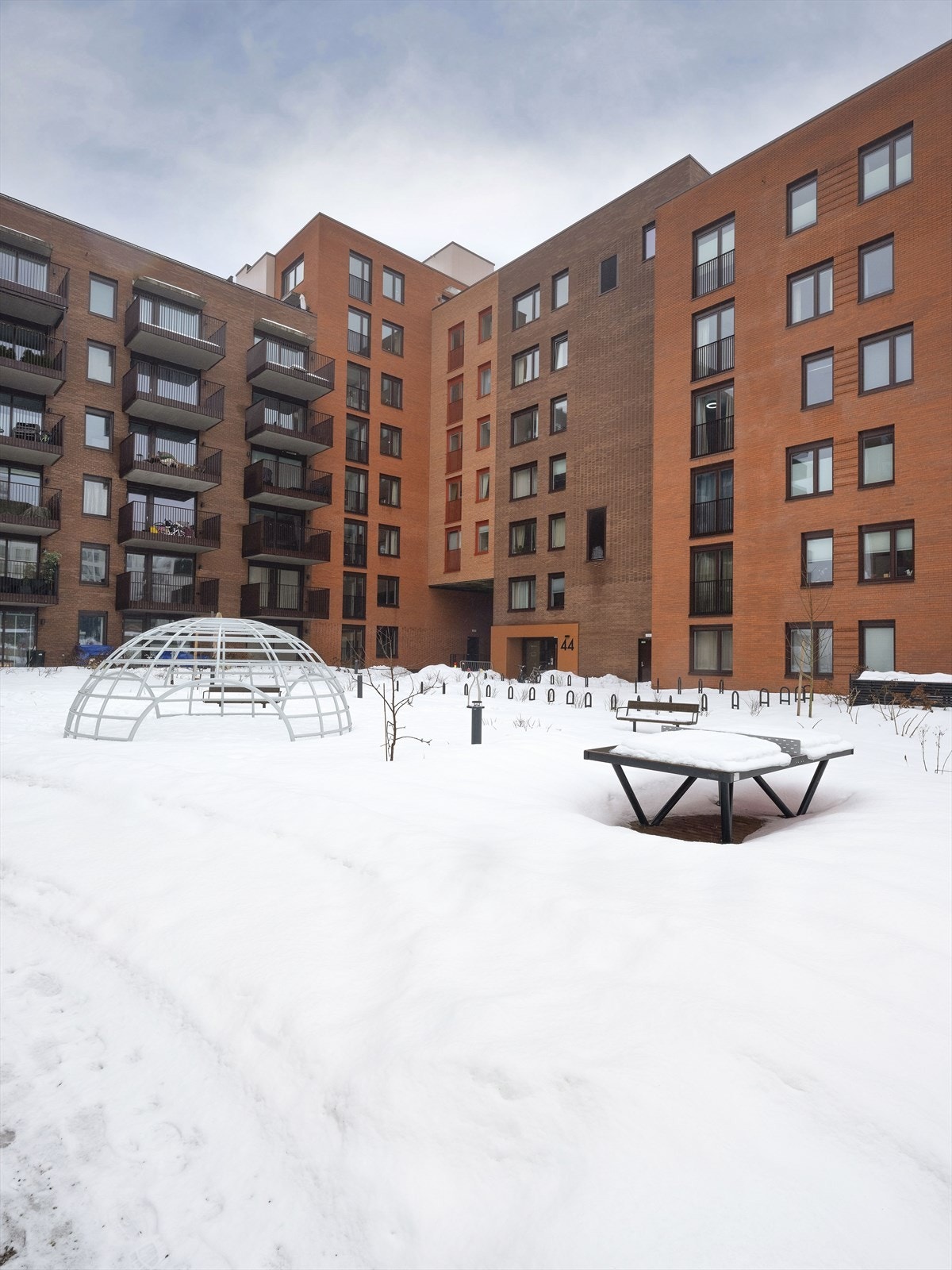 Området har et svært godt kollektivtilbud, med hyppige bussavganger mot Oslo og Lillestrøm. Galleribilde