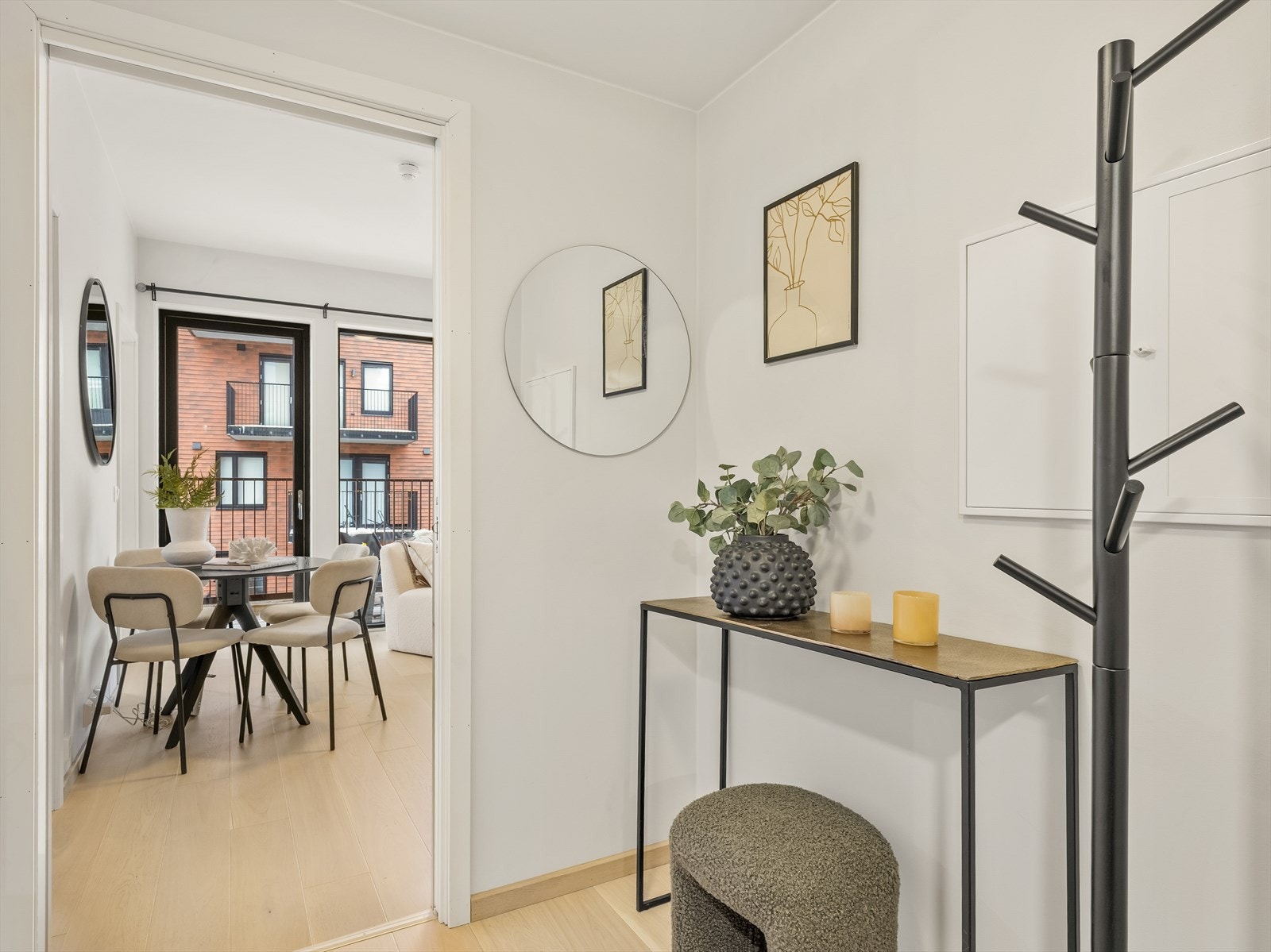 Entréen har parkett på gulvet og binder leilighetens rom sammen på en effektiv måte. Galleribilde