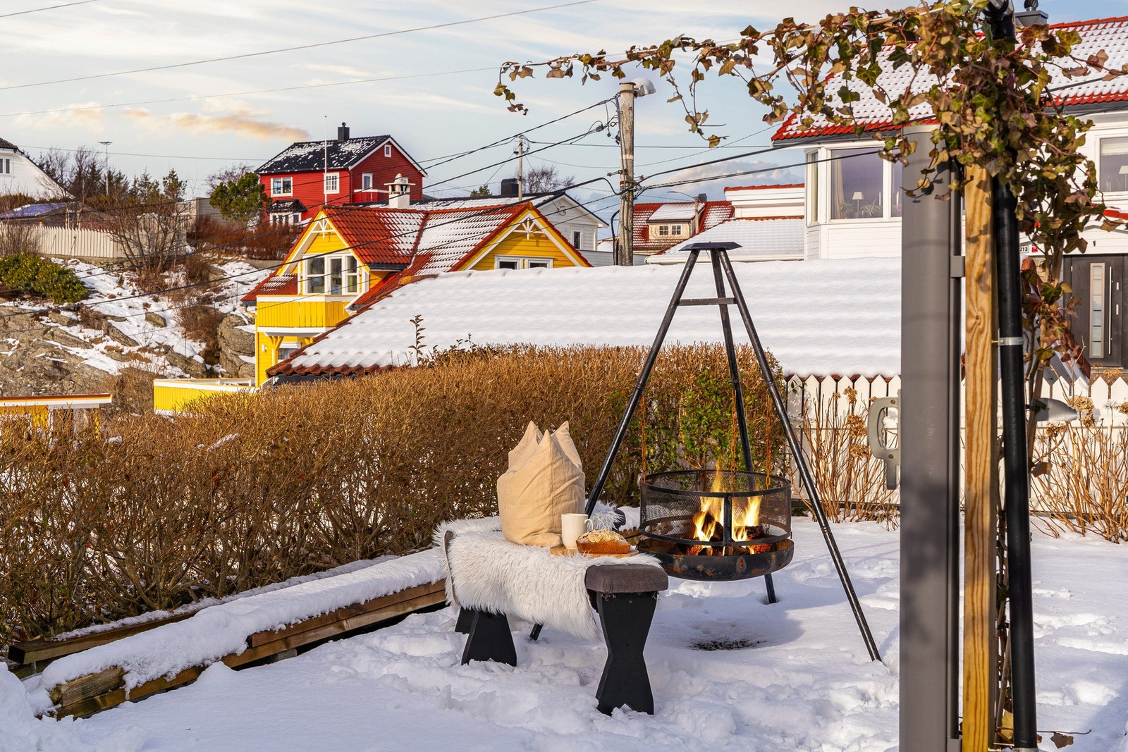 - Uteområdet består ikke bare av terrasser, men også grønne og stemningsfulle hagepartier - Galleribilde