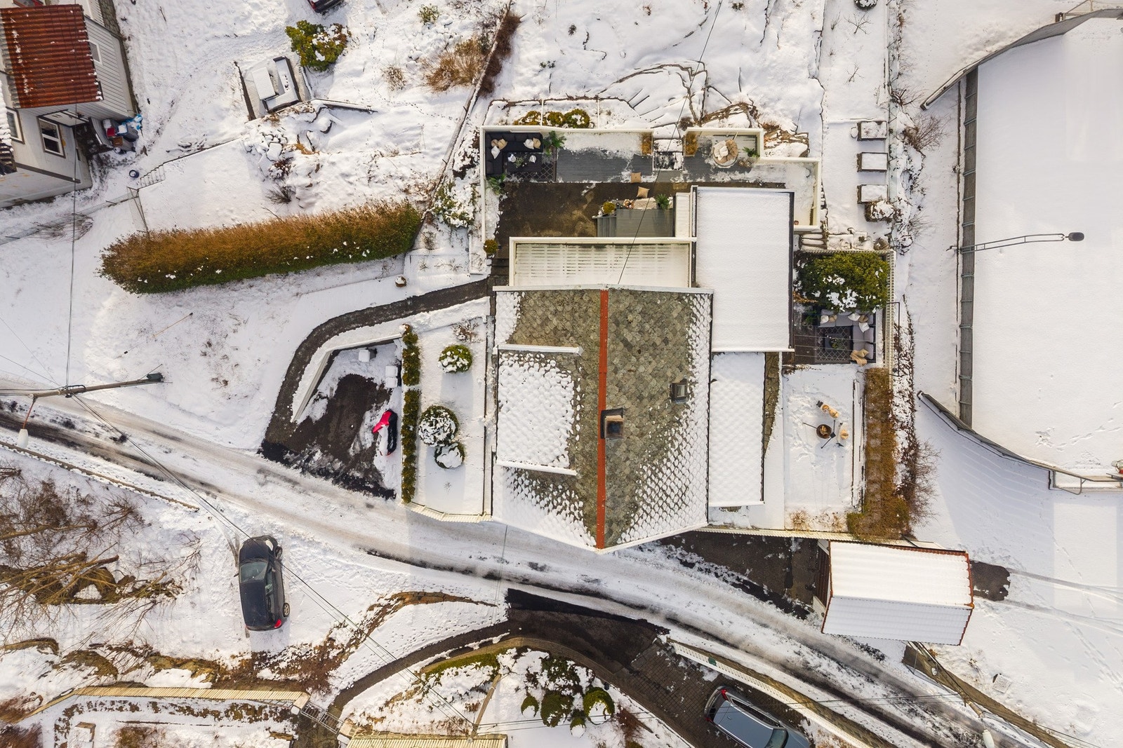 - Oversiktsbilde som viser eiendommens helhet med flere terrasser, hage og adkomst - Galleribilde