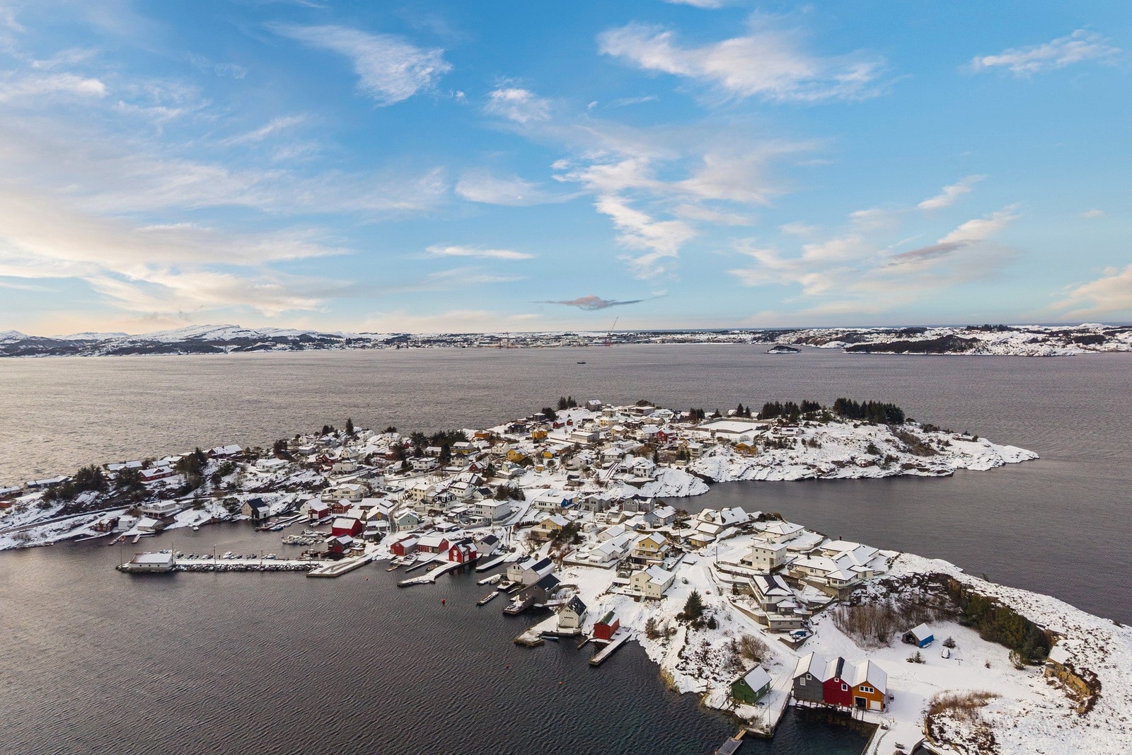 - Et lite og sjarmerende samfunn omgitt av fjord og åpne landskap - Galleribilde