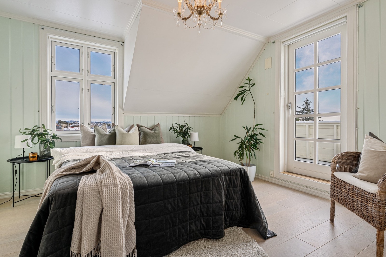 - Hovedsoverommet er romslig med sine 14,2 m² og har utgang til egen terrasse - Galleribilde