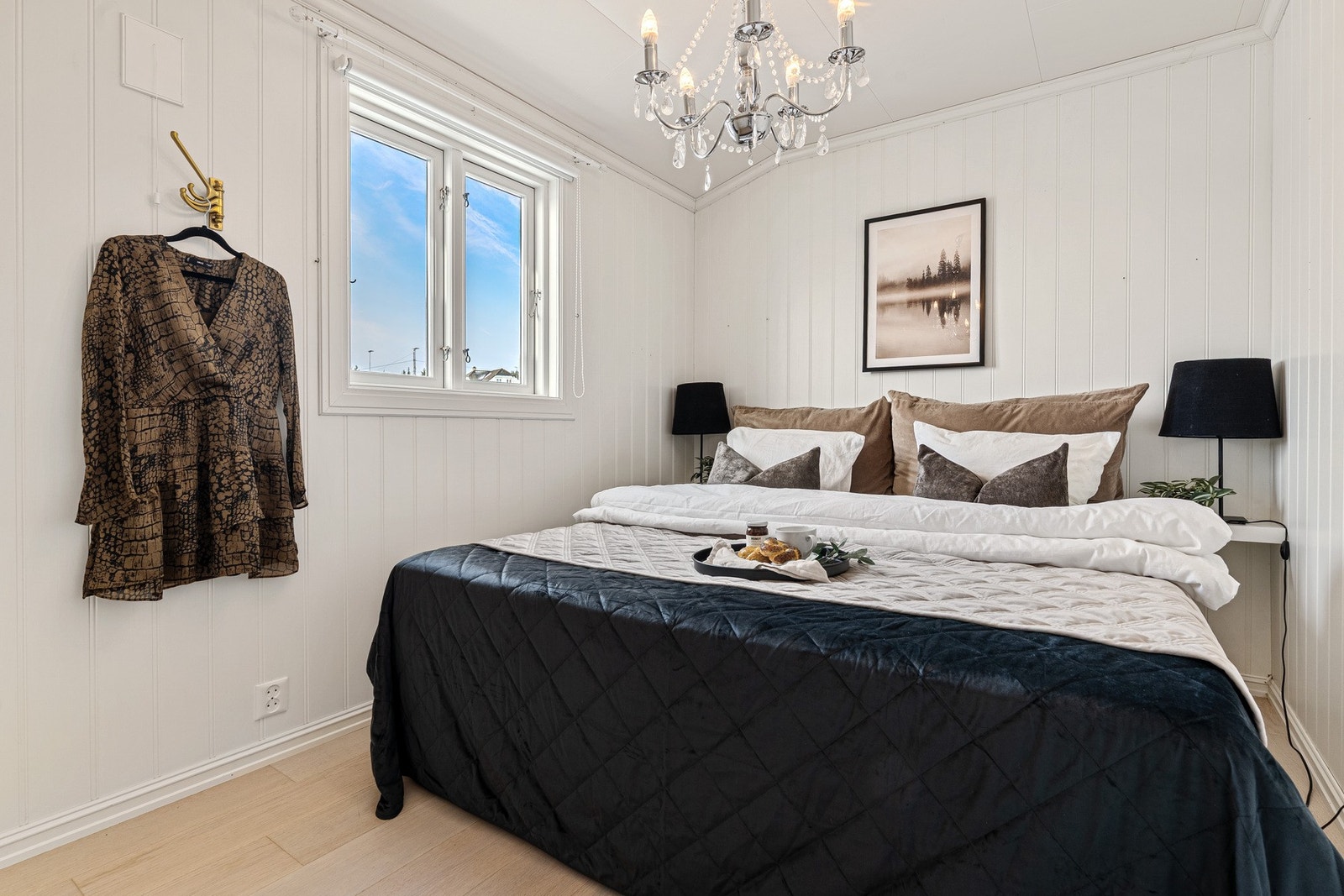 - Det er et soverom i 1. etasje og tre i 2. etasje. Soverommet i 1. etasje er på 8,4 m² - Galleribilde