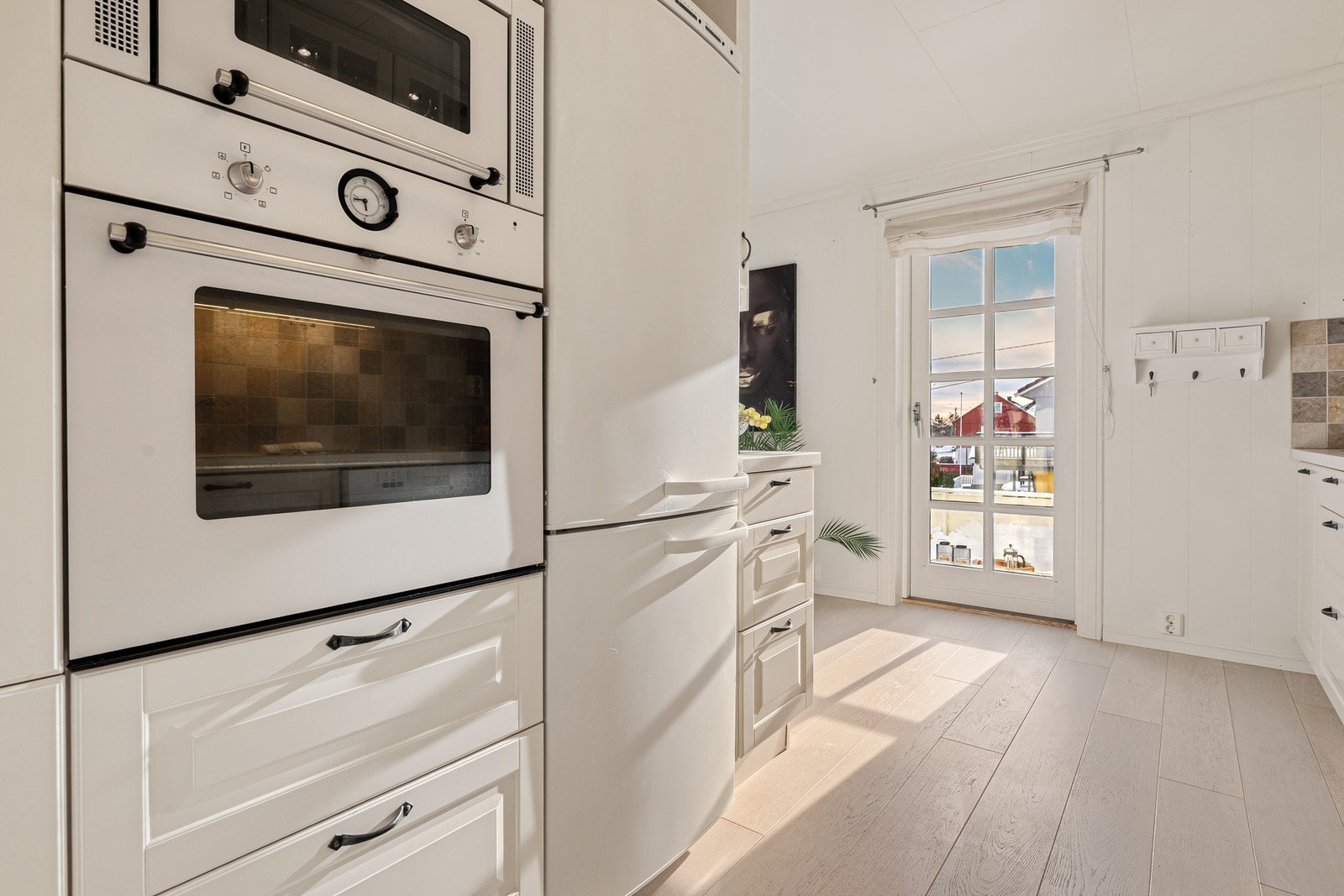 - Fra kjøkkenet er det få skritt ut til terrassen - Galleribilde