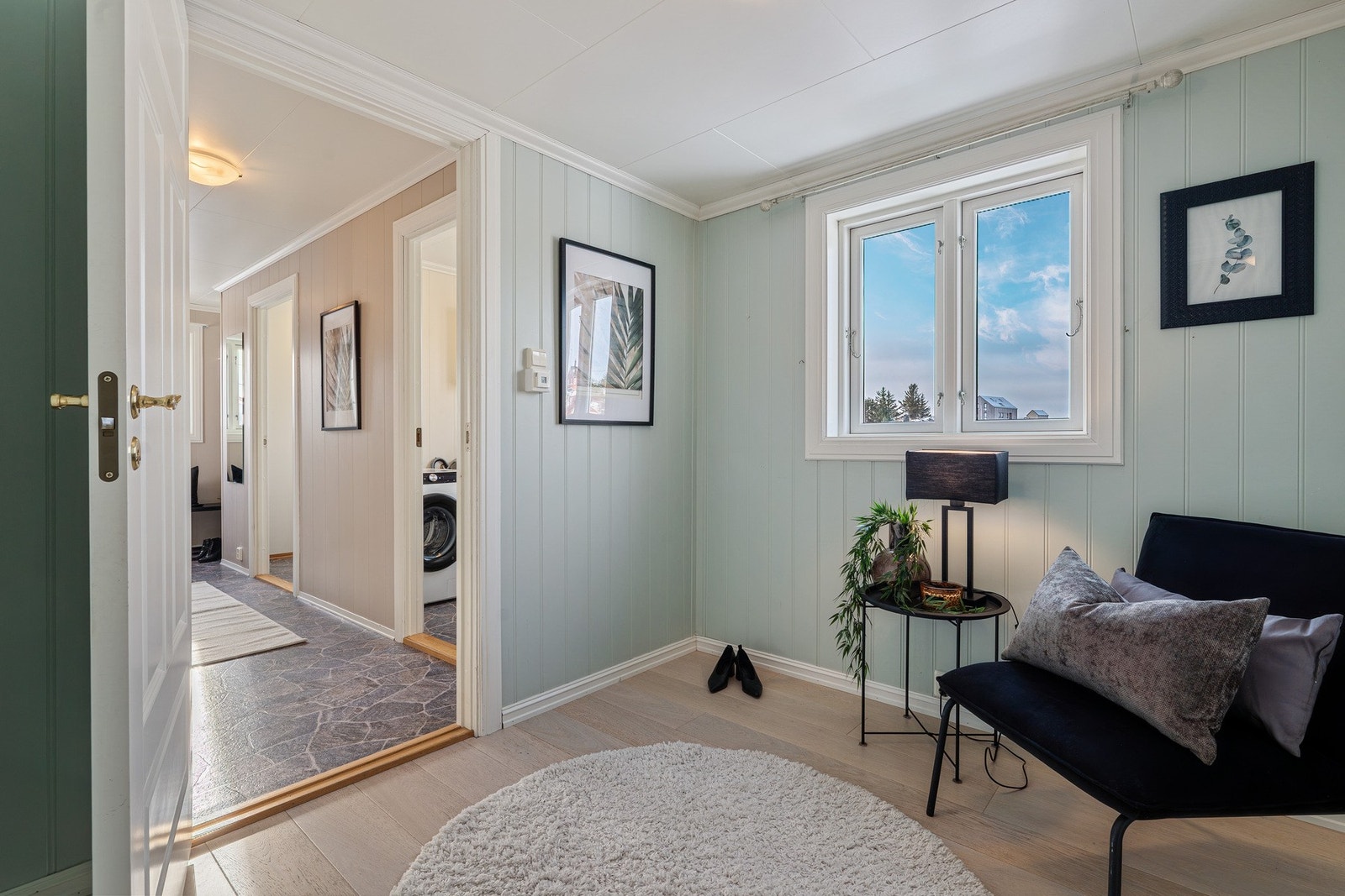 - Fra kontoret er det videre adkomst til entré, som leder til inngangsparti, vaskerom og bod - Galleribilde