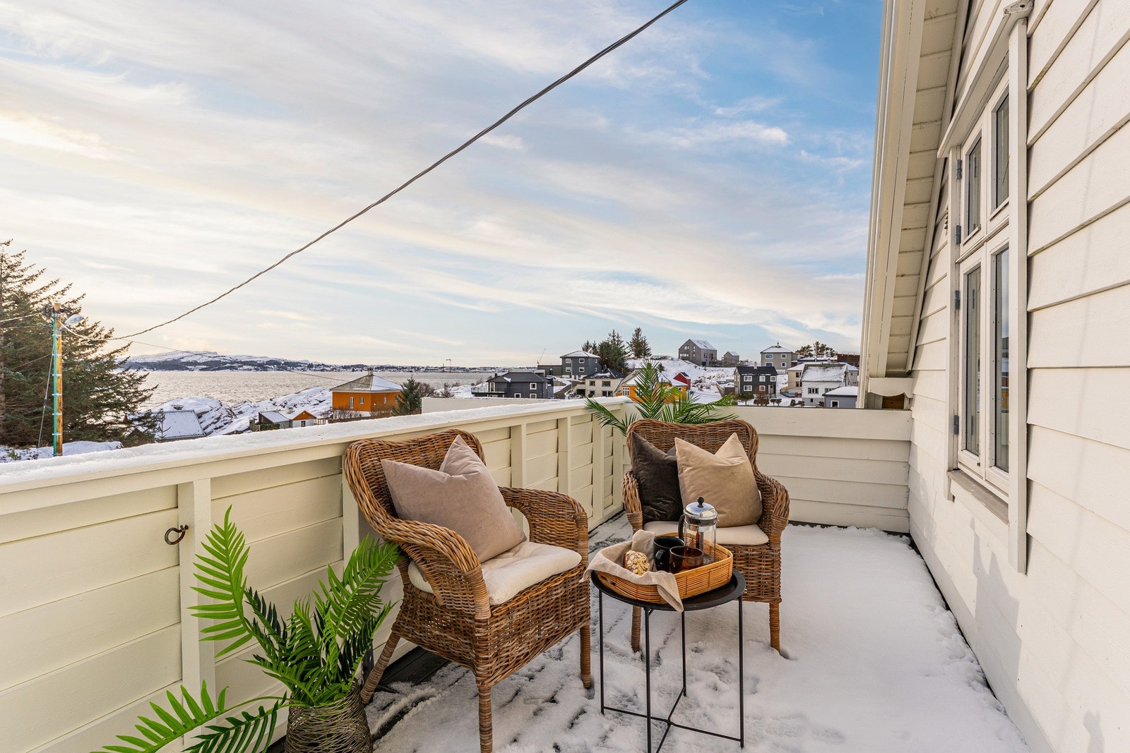 - Terrassen er på 13,5 m² og byr på en magisk utsikt - Galleribilde