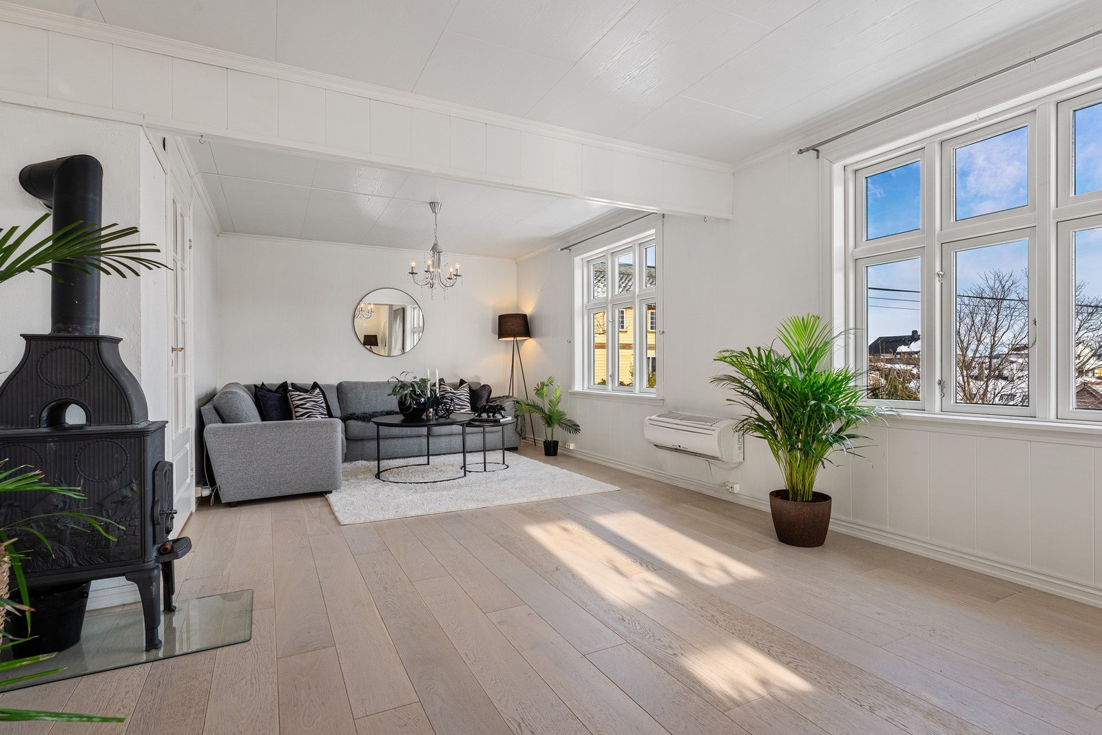 - Romslig stue med god plass til sofagruppe og flere møblerings muligheter - Galleribilde