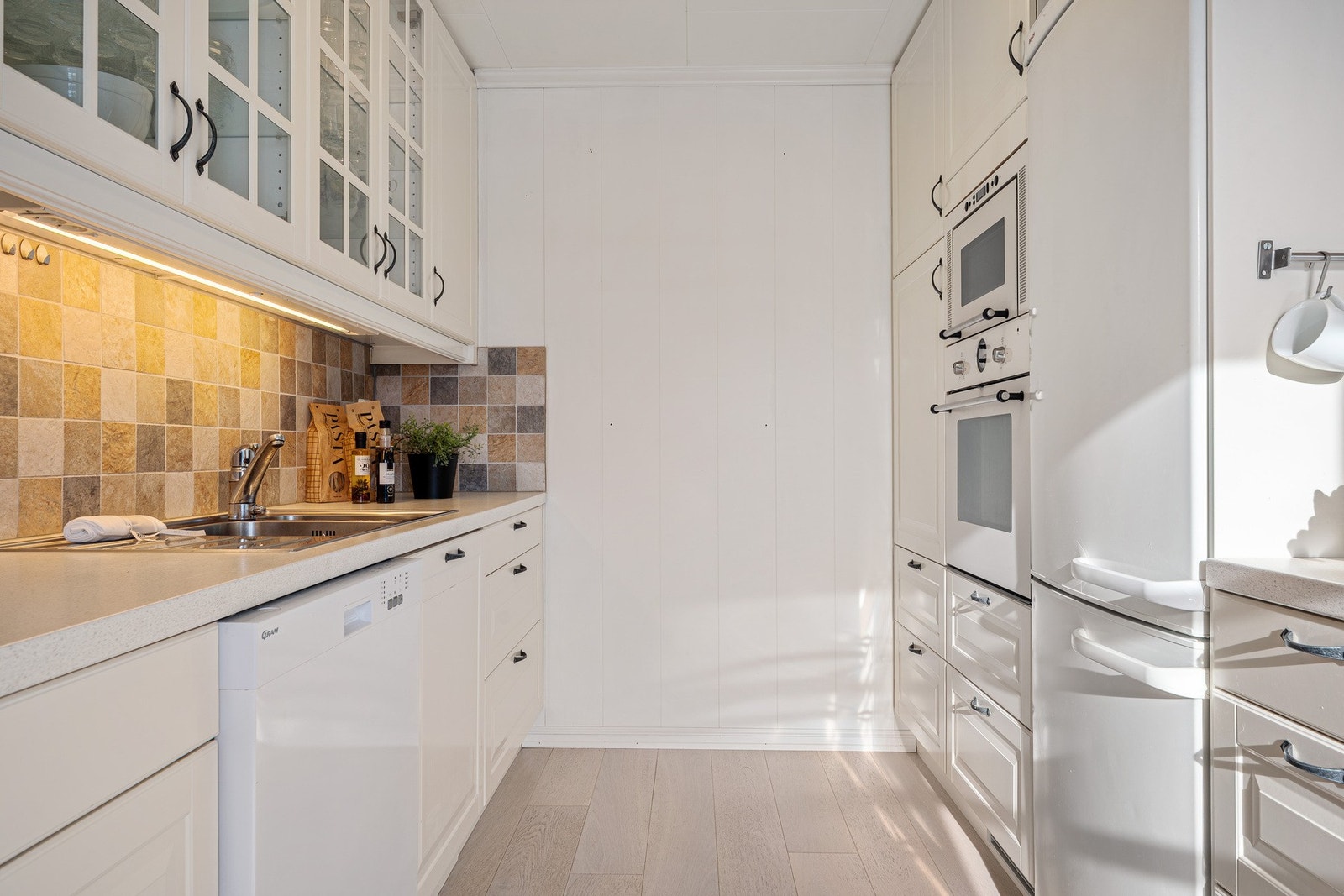 - Integrerte hvitevarer er keramiskplatetopp, stekeovn og mikrobølgeovn - Galleribilde