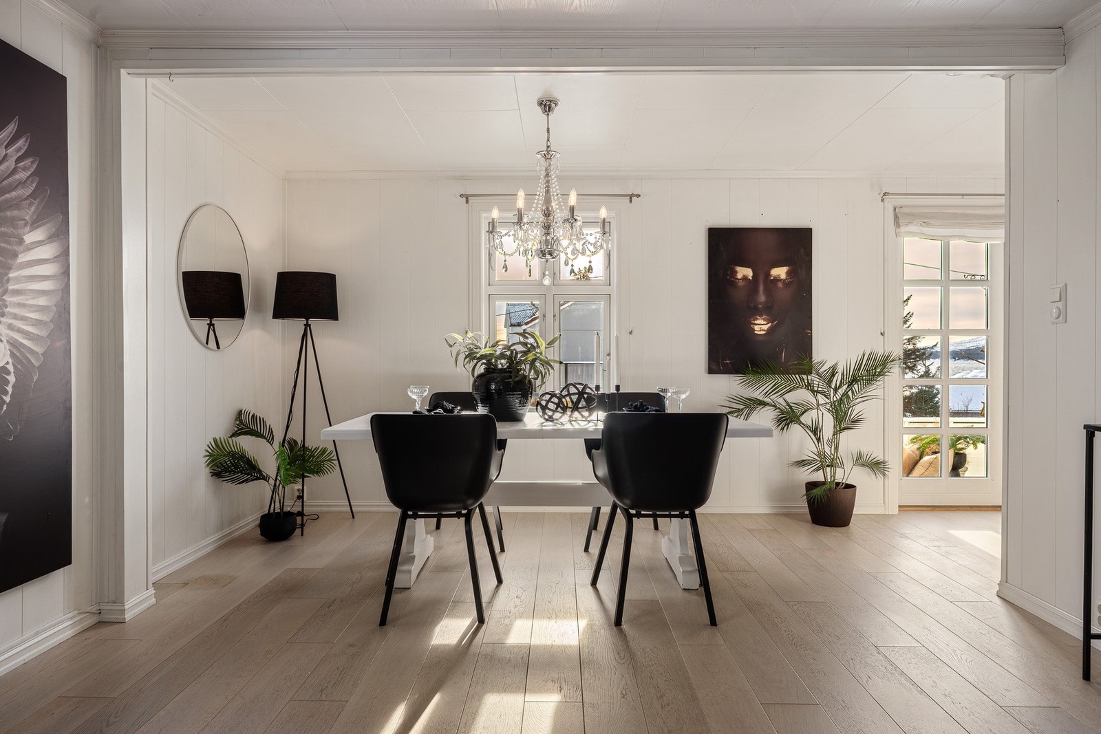 - Det er god plass til både spiseplass og sofagruppe - Galleribilde