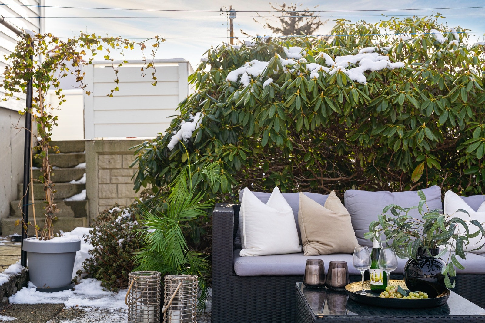 - og når rododendronen begynner å blomstre, får hagen et frodig og innbydende uttrykk som virkelig må oppleves - Galleribilde