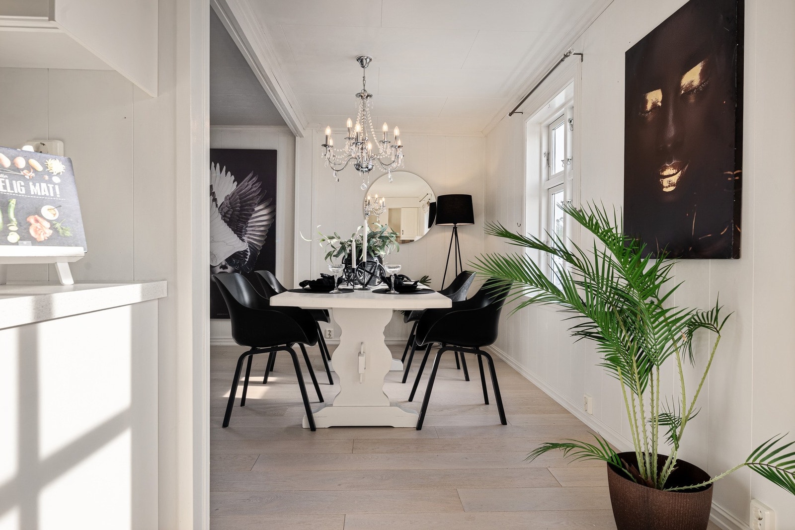 - Fra de solrike uteområdene beveger vi oss videre inn til boligens oppholdsrom - Galleribilde