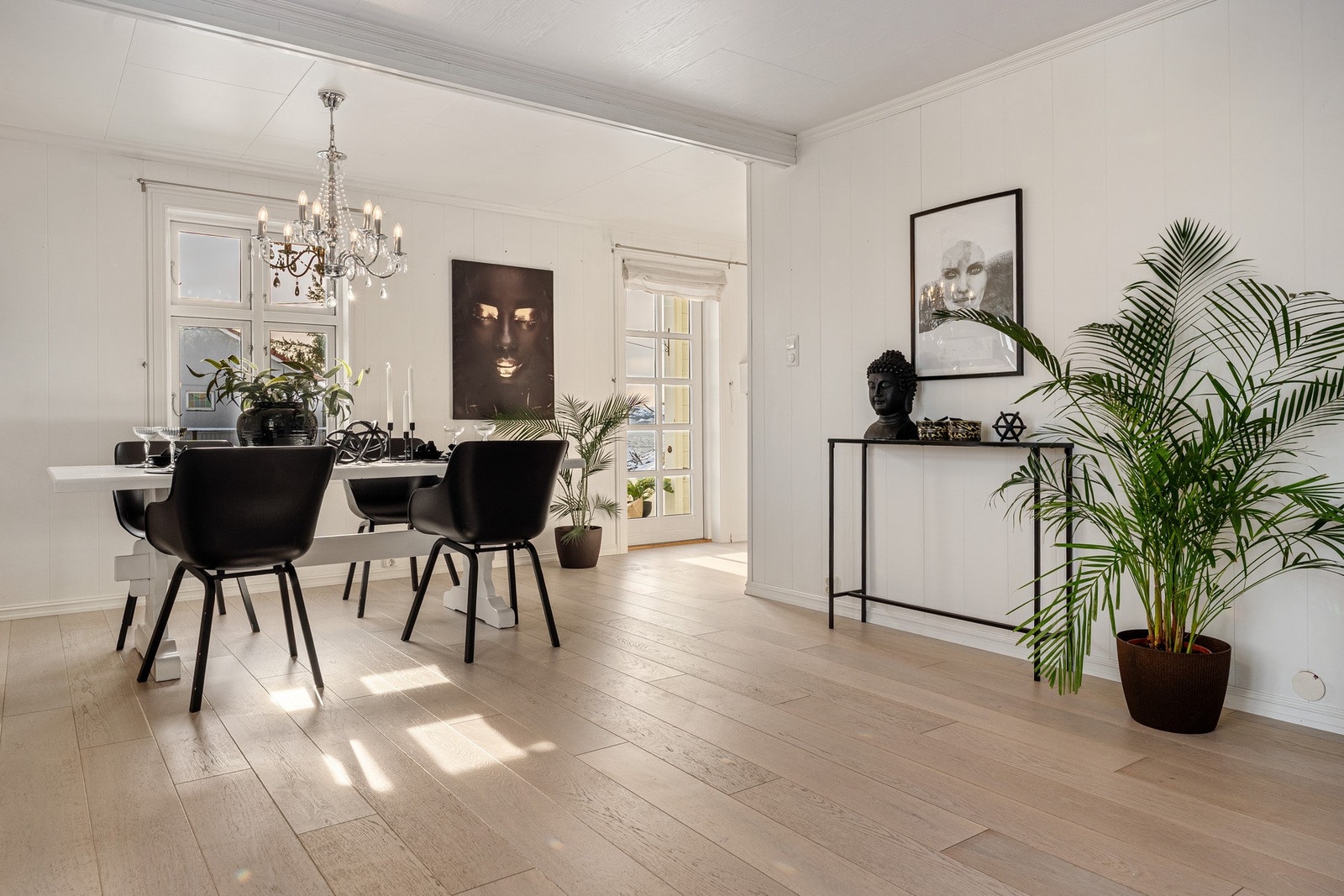 - Boligen ble påbygget i 2009 med utvidelse av stue, kjøkken og bodarealer. I samme periode ble ny kjøkkeninnredningen installert, våtrommene i 1. og 2. etasje pusset opp, og vinduer i disse etasjene skiftet - Galleribilde