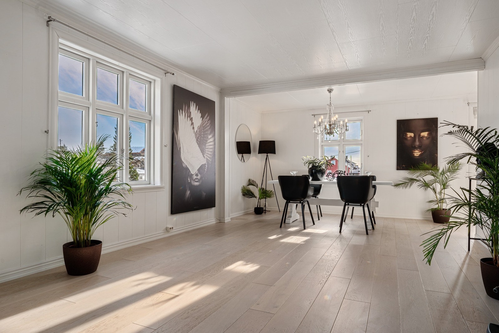 - Boligen er innholdsrik med sine fire soverom, to bad, vaskerom og romslige oppholdsarealer - Galleribilde