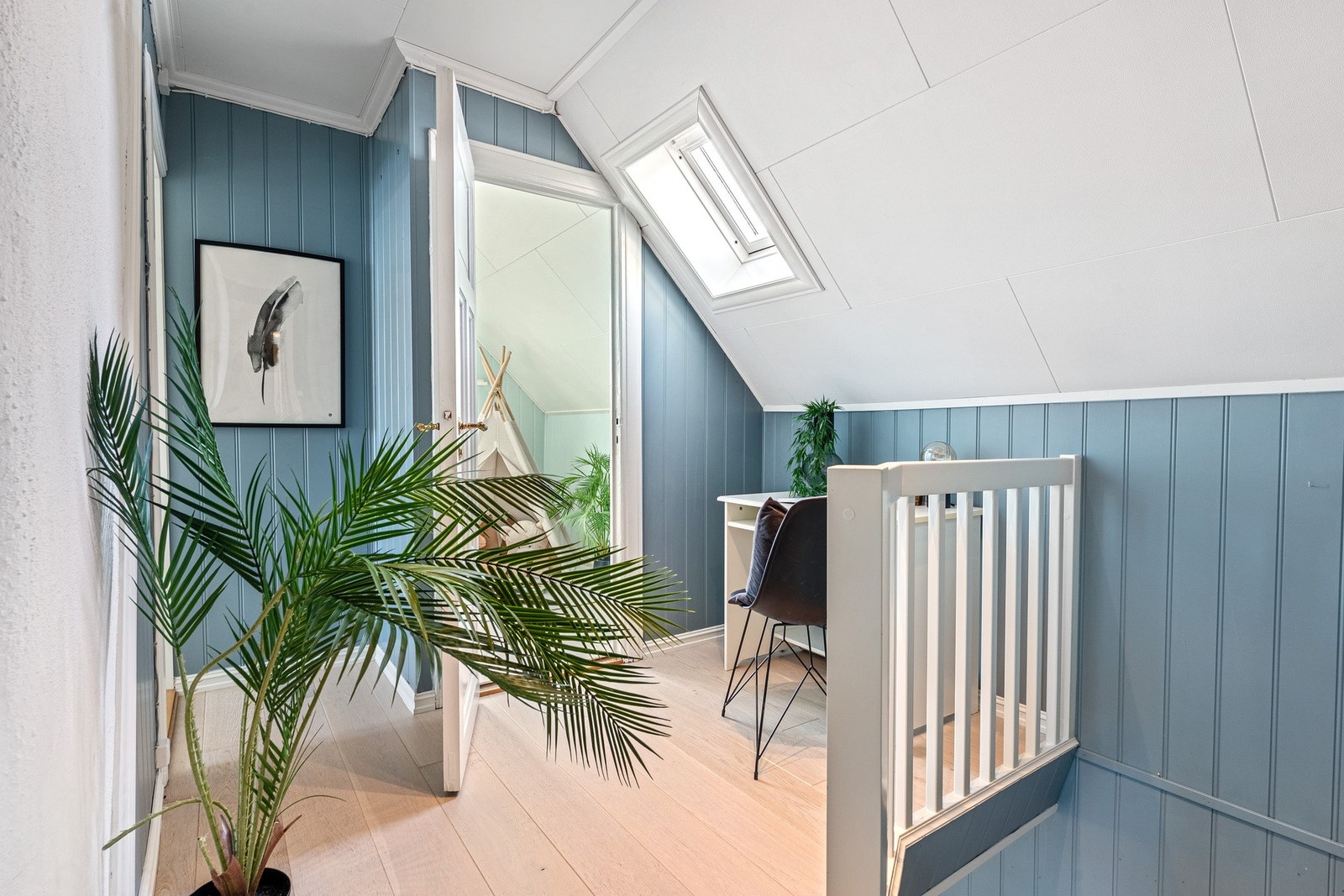 - 2. etasje inneholder tre soverom, bad og gang - Galleribilde