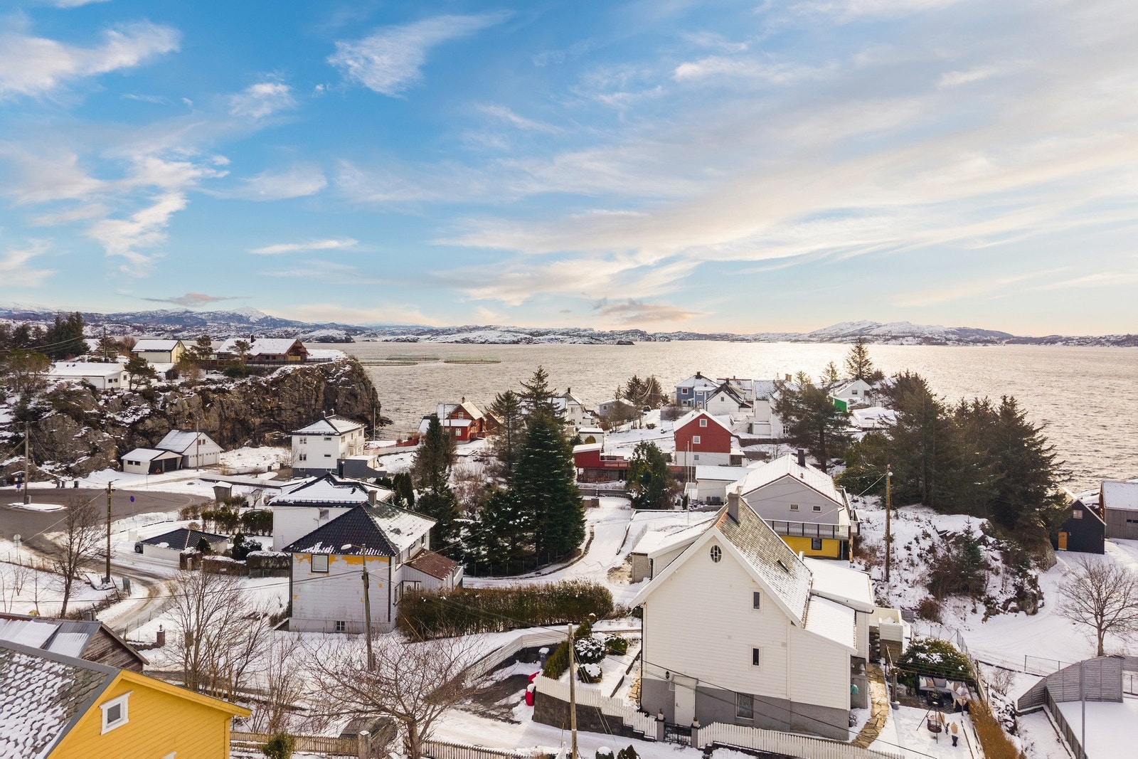 - Området byr på gode tur og rekreasjonsmuligheter, med flere badeplasser, fiskeområder og muligheter for båtliv og kajakkpadling i nærområdet. Det er også kort vei til Kollevågen friluftsområde med fine bade og turområder - Galleribilde