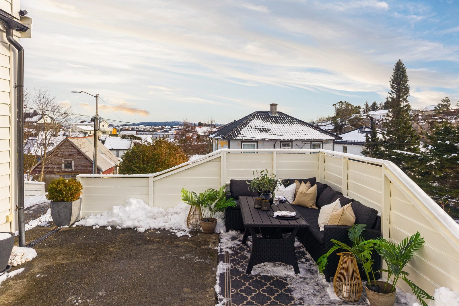 - Her ligger alt til rette for å samle familie og venner i lune og idylliske omgivelser - Galleribilde