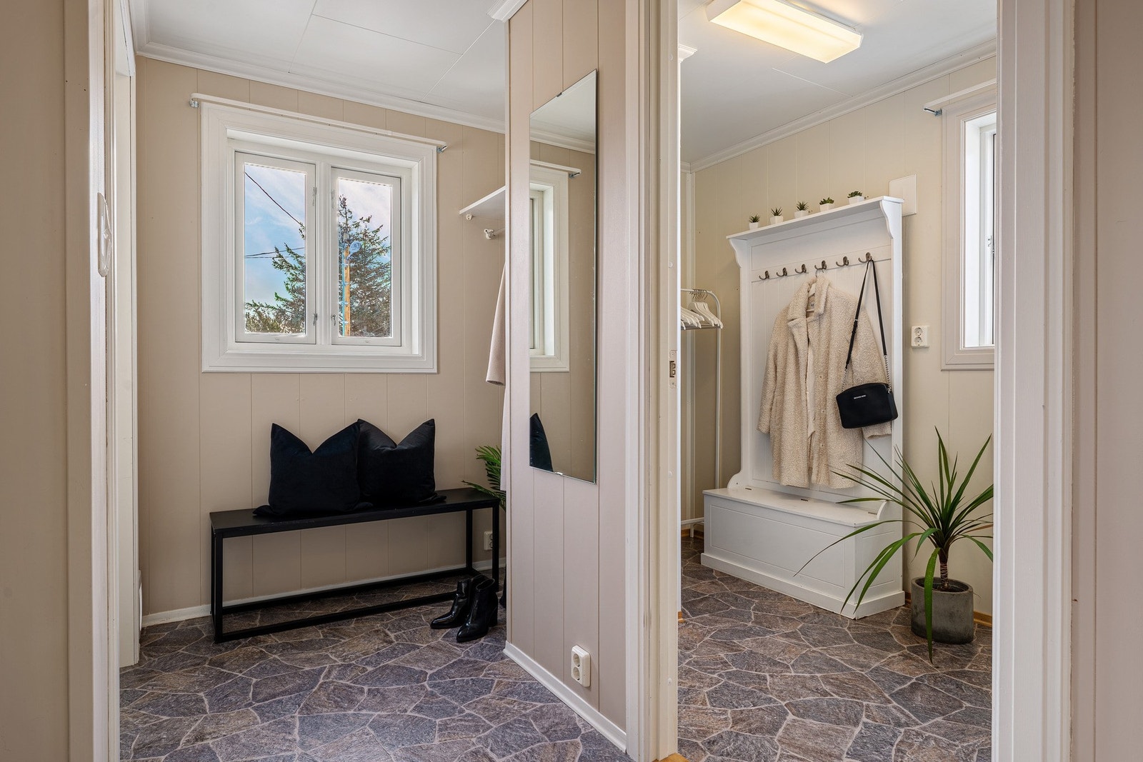 - Bod i tilknytning til entréen gir gode muligheter for garderobeløsning og øvrig oppbevaring - Galleribilde