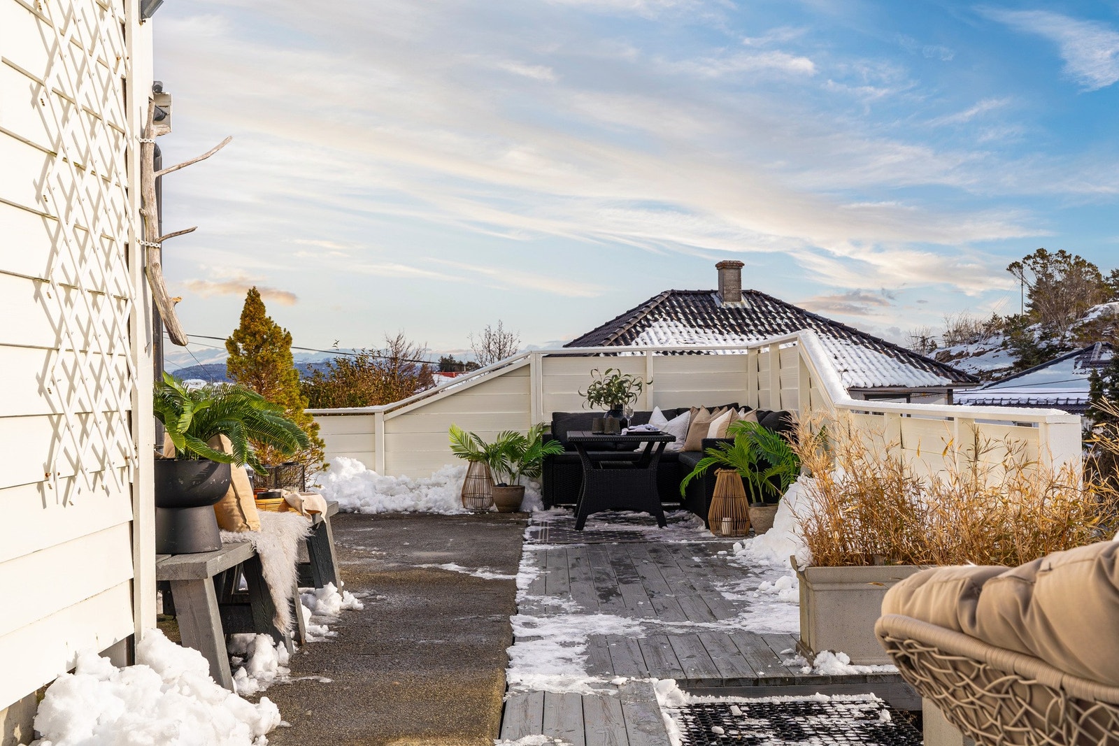 - Terrassen er på 20,4 m² og det er satt opp levegg i nyere tid - Galleribilde