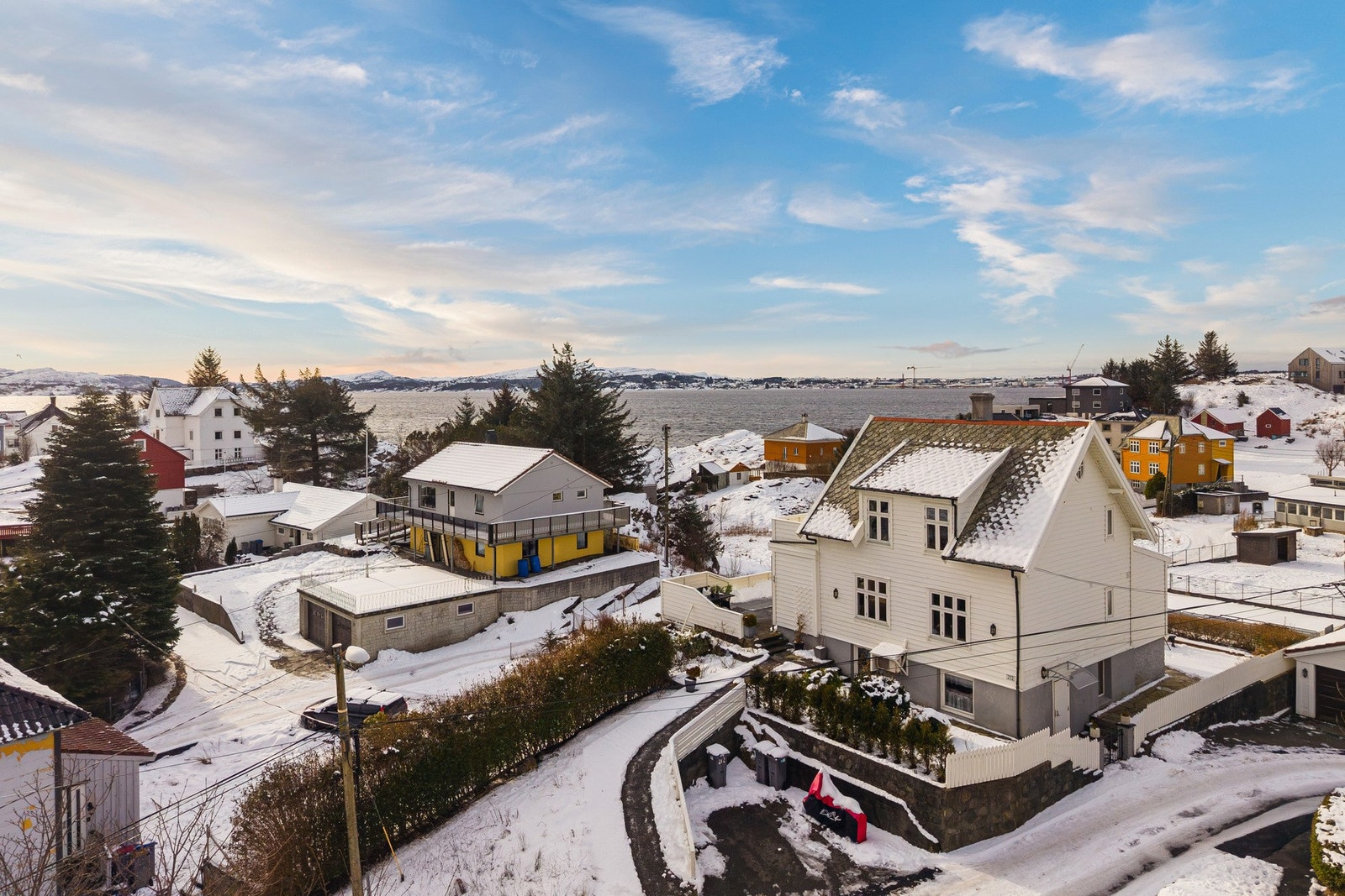 - Her bor du i ekte kystidyll, omgitt av fjord, svaberg og et levende lokalmiljø - Galleribilde
