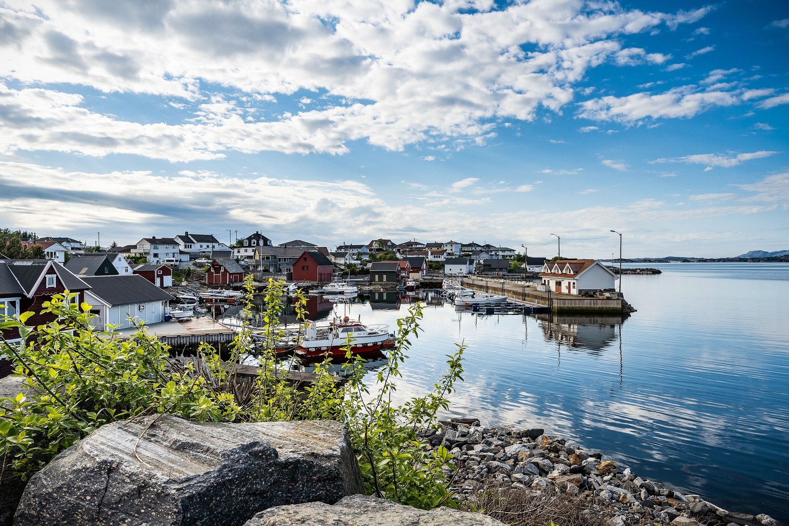 - Med rolige farvann, småbåter og tett trehusbebyggelse kan området nesten minne om Sørlandsidyll - Galleribilde