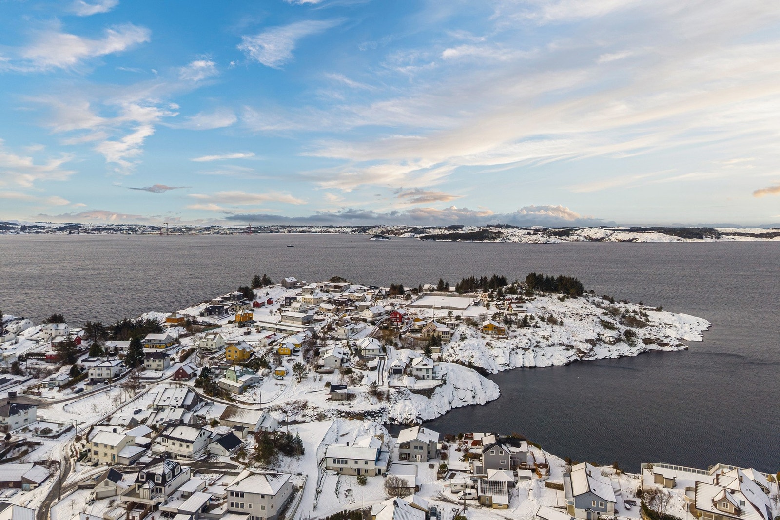 - Ramsøy har et aktivt lokalmiljø med blant annet idrettslag, fritidsaktiviteter og sosiale arrangementer som sankthans feiring og oktoberfest gjennom året - Galleribilde