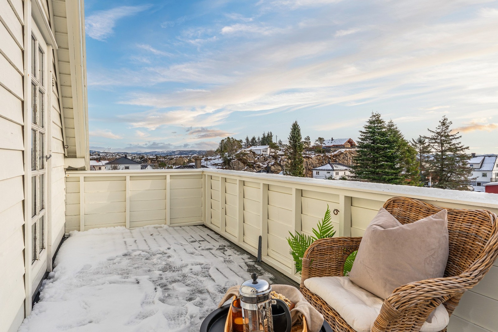 - Her får du en særdeles hyggelig ramme med utsikt mot fjord og horisont - Galleribilde