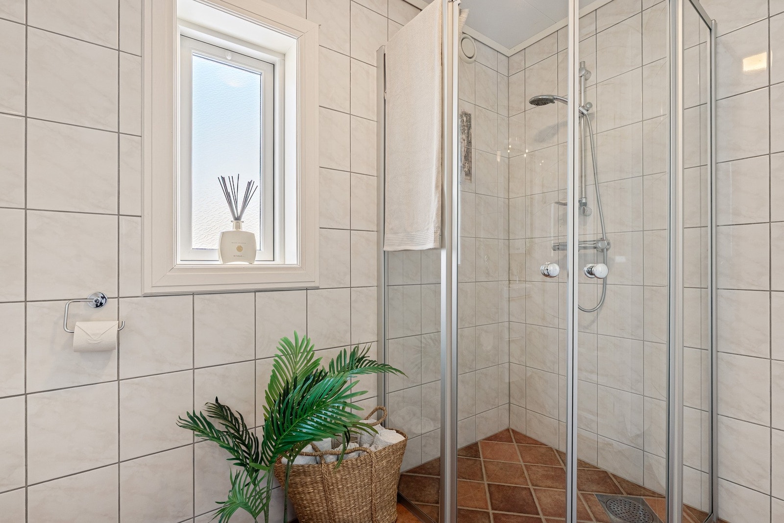 - Badet inneholder vegghengt toalett, helstøpt servant, skuffer under servant med slette fronter, dusjdører i klart glass - Galleribilde