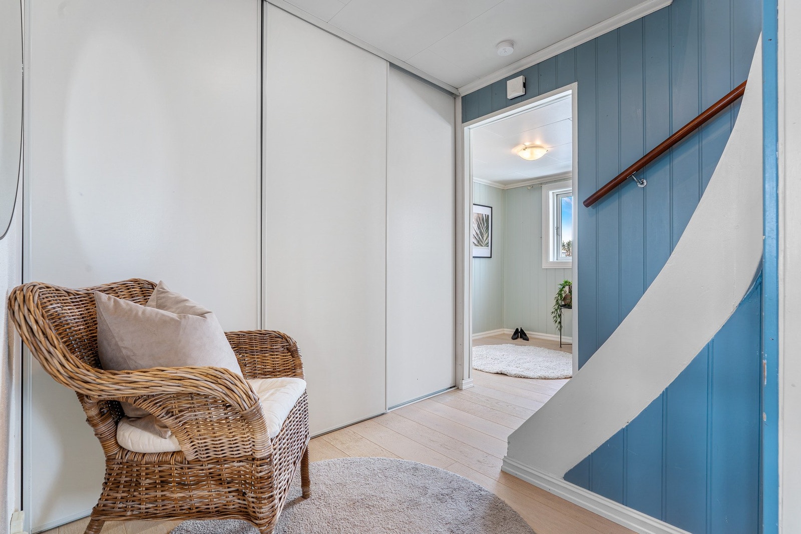 - Trapperom/hall på 8,5 m² med skyvedørsgarderobe, som leder videre inn på kontor rom - Galleribilde