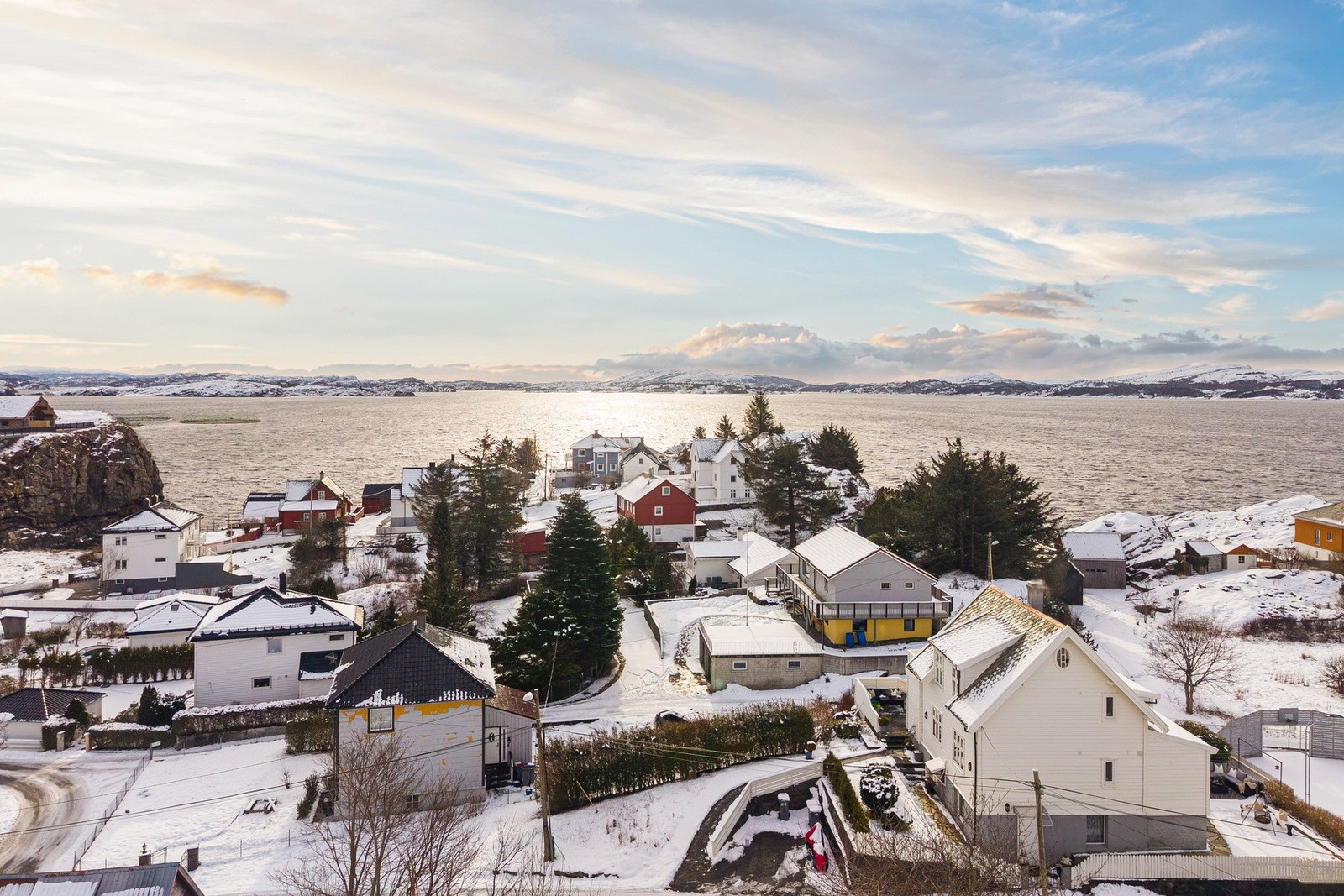 - En velholdt og innholdsrik bolig med attraktiv plassering, vestvendte solforhold og nærhet til sjøen - Galleribilde