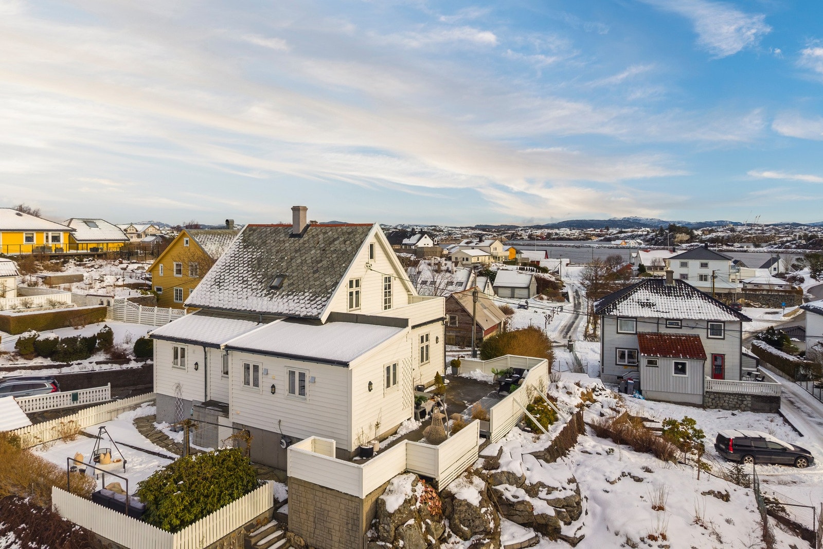 - Nærmeste barneskole ligger ca. 5 minutters kjøring fra boligen, ungdomsskole ca. 10 minutter unna, og videregående skole ca. 20 minutter. Skolebuss går fra snuplass i nærheten - Galleribilde