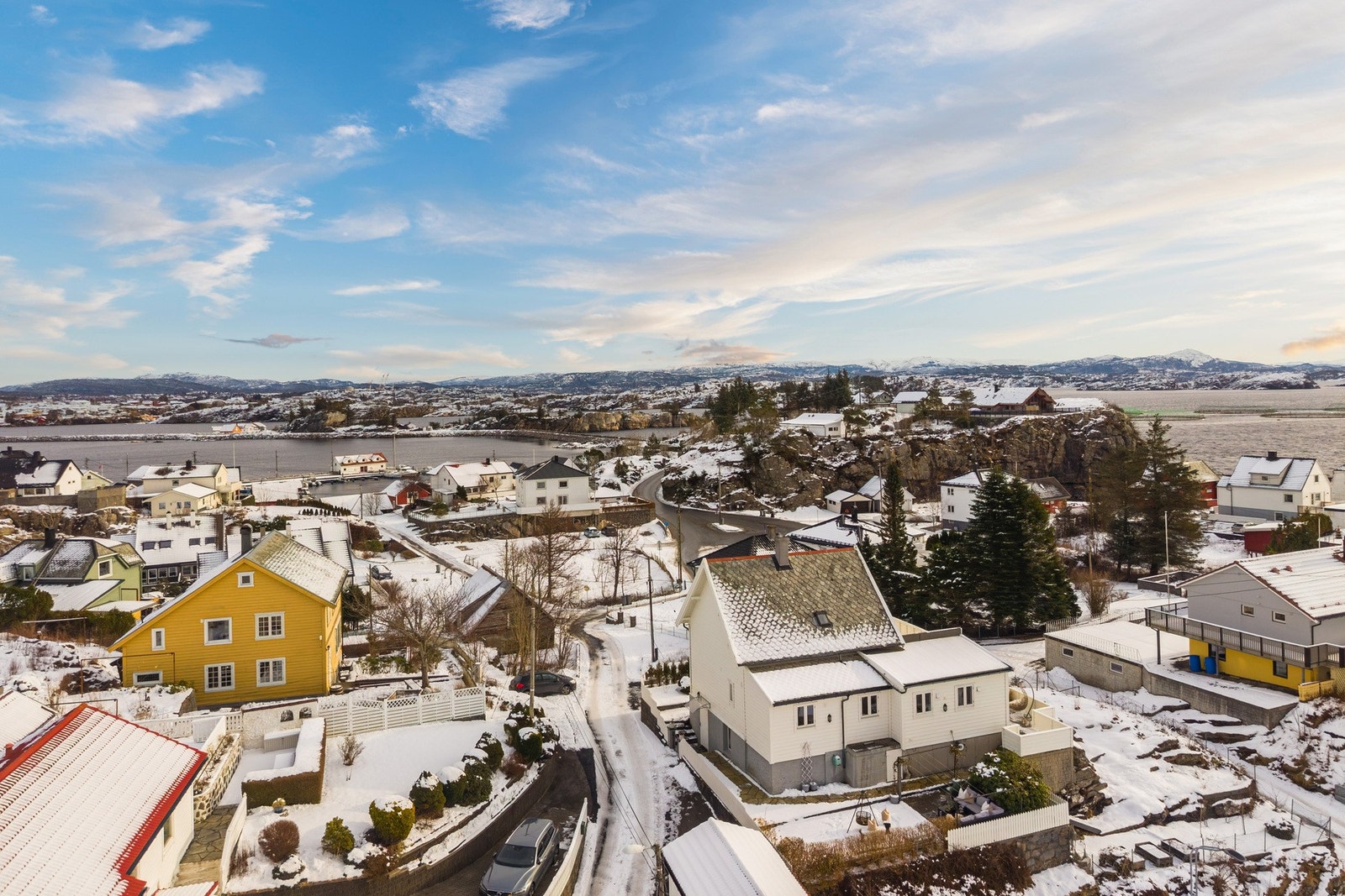 - Fra eiendommen er det 2 min. gangavstand til busstopp, ca. 10 minutter Ravnanger, ca. 20 minutter til Kleppestø sentrum og ca. 30 minutter til Bergen sentrum med bil - Galleribilde