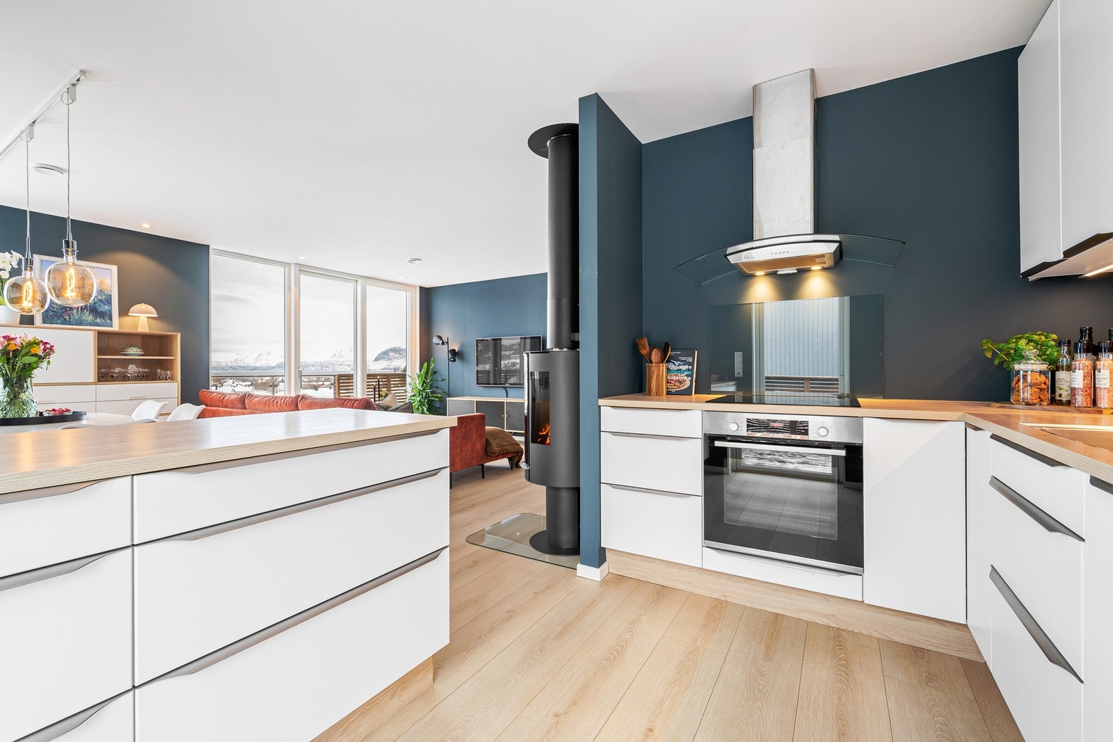 Kjøkken med lyse, slette fronter og tidløst design Galleribilde